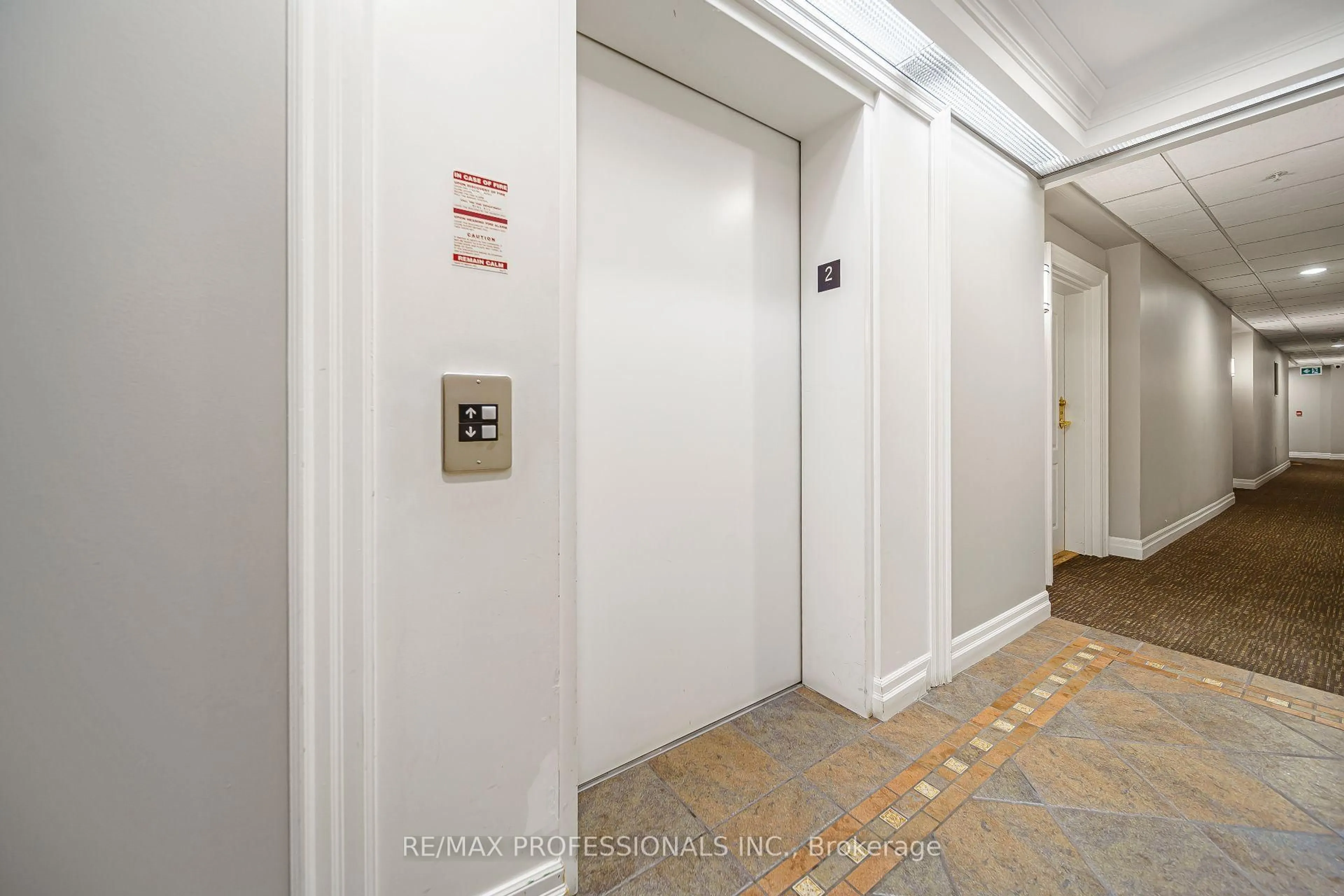 Indoor foyer for 3531 Lake Shore Blvd #211, Toronto Ontario M8W 1P4
