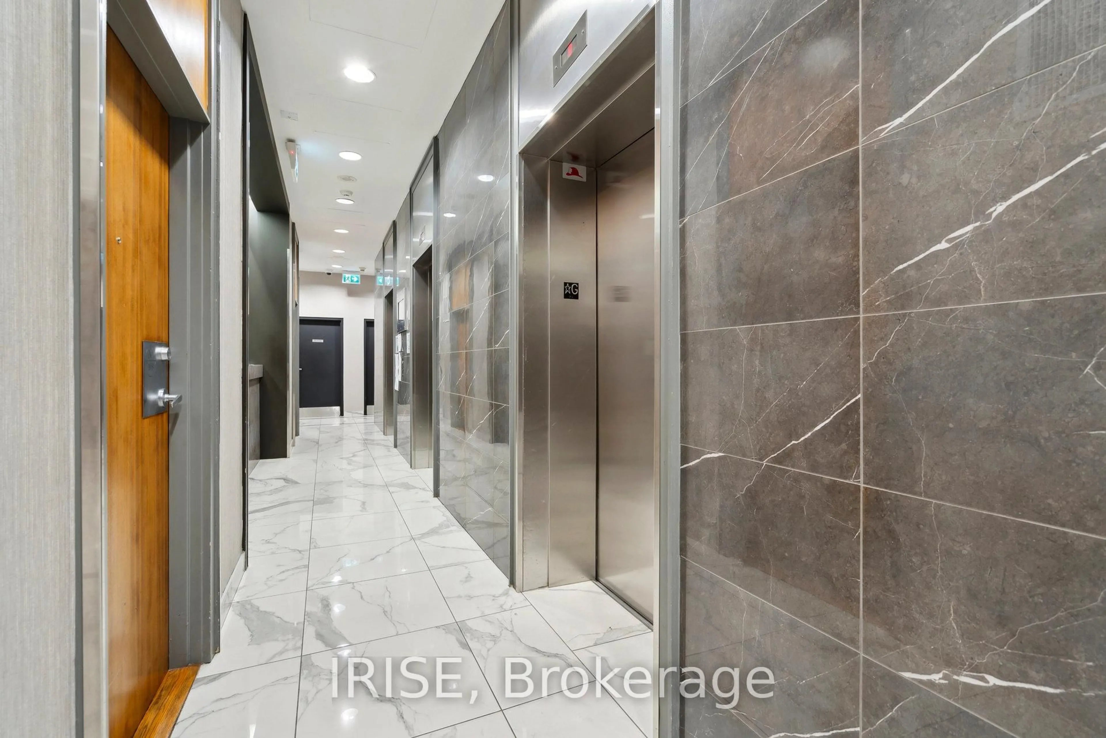 Indoor foyer for 1 Elm Dr #2812, Mississauga Ontario L5B 4M1