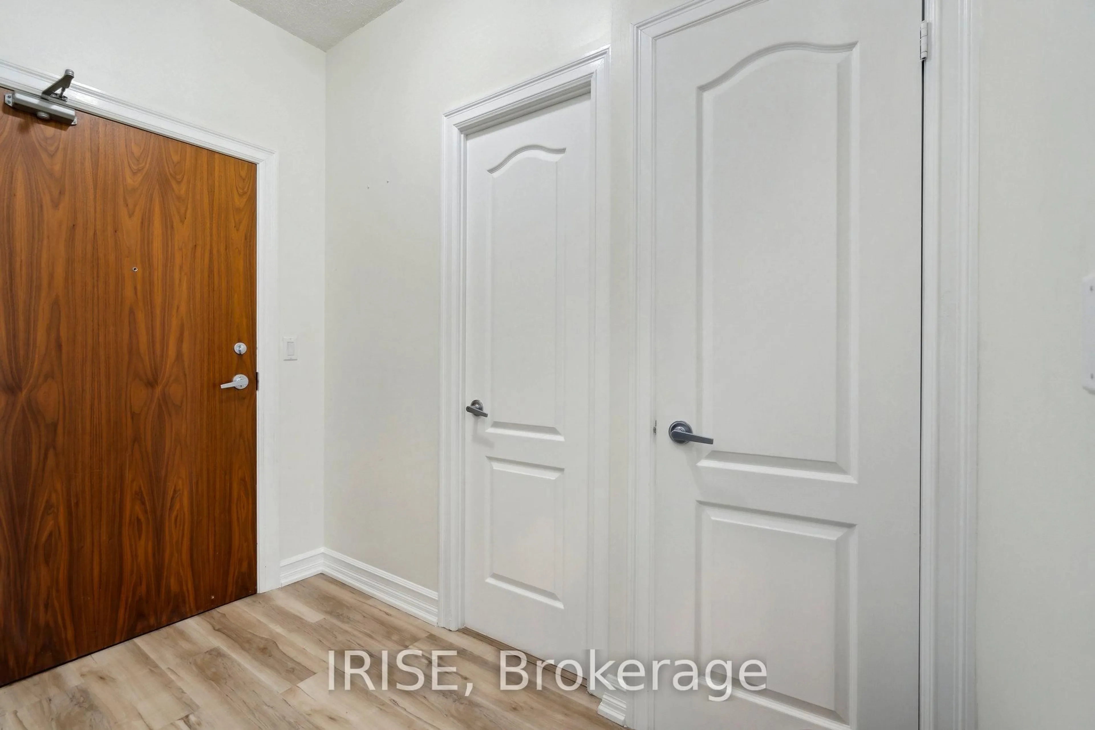 Indoor entryway for 1 Elm Dr #2812, Mississauga Ontario L5B 4M1