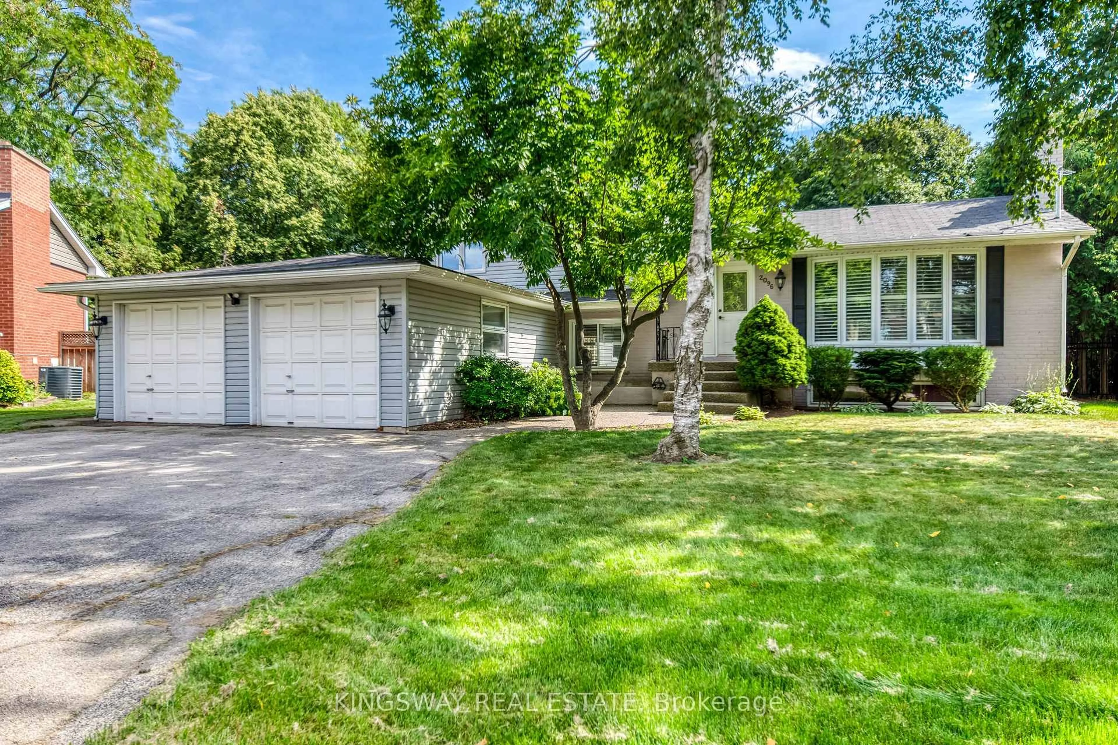 Home with vinyl exterior material, street for 2096 Salvator Blvd, Oakville Ontario L6L 1N1