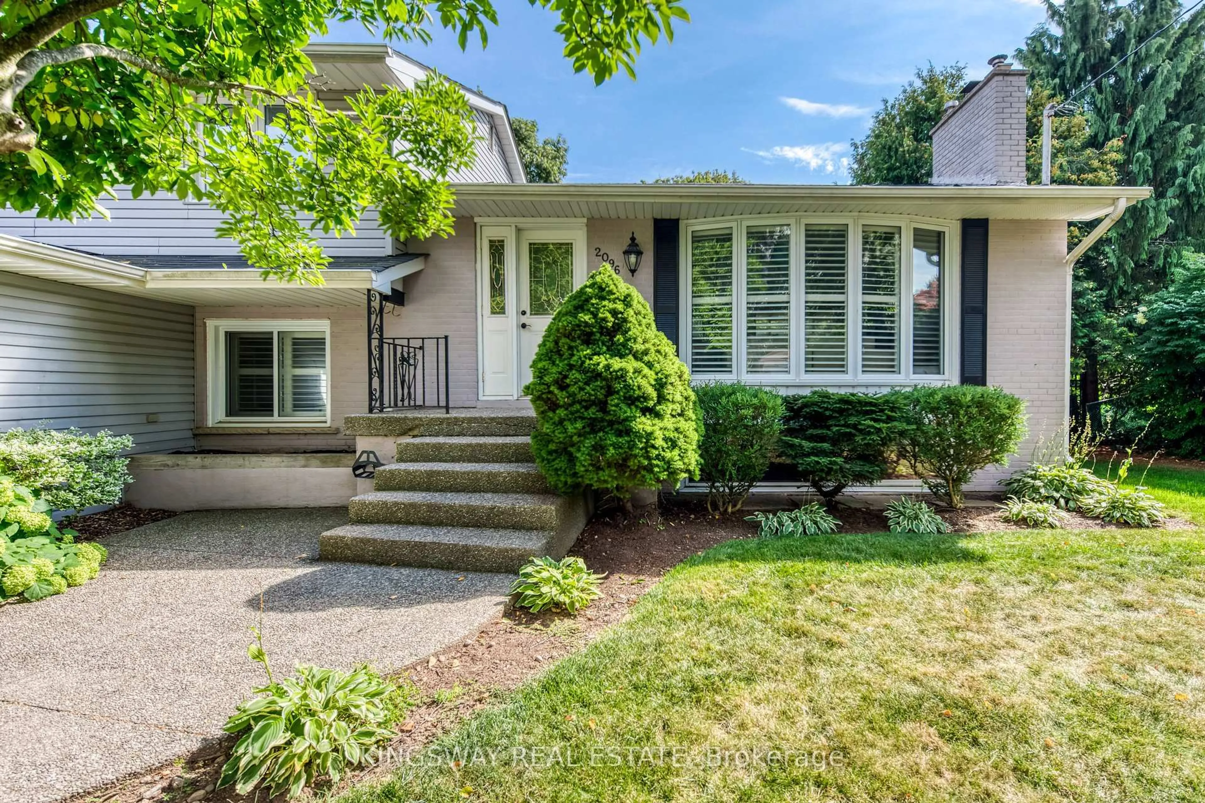 Home with vinyl exterior material, street for 2096 Salvator Blvd, Oakville Ontario L6L 1N1