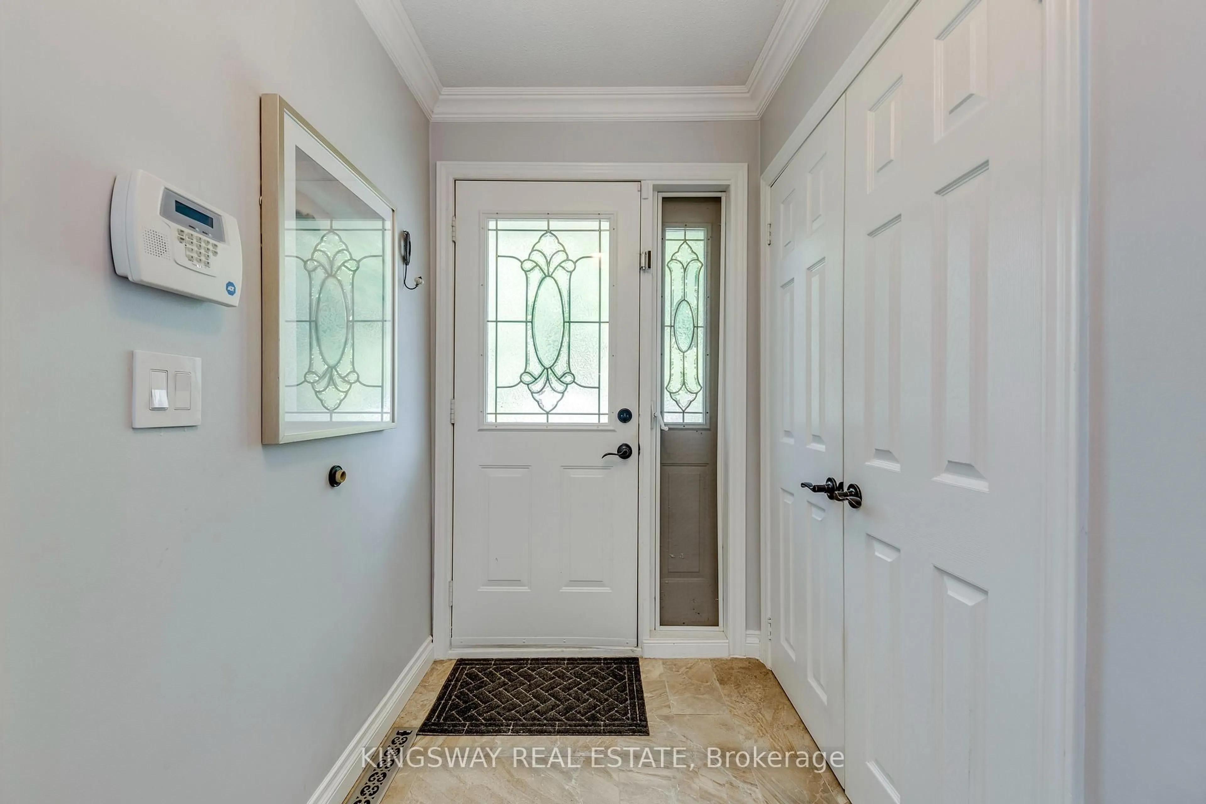 Indoor entryway for 2096 Salvator Blvd, Oakville Ontario L6L 1N1