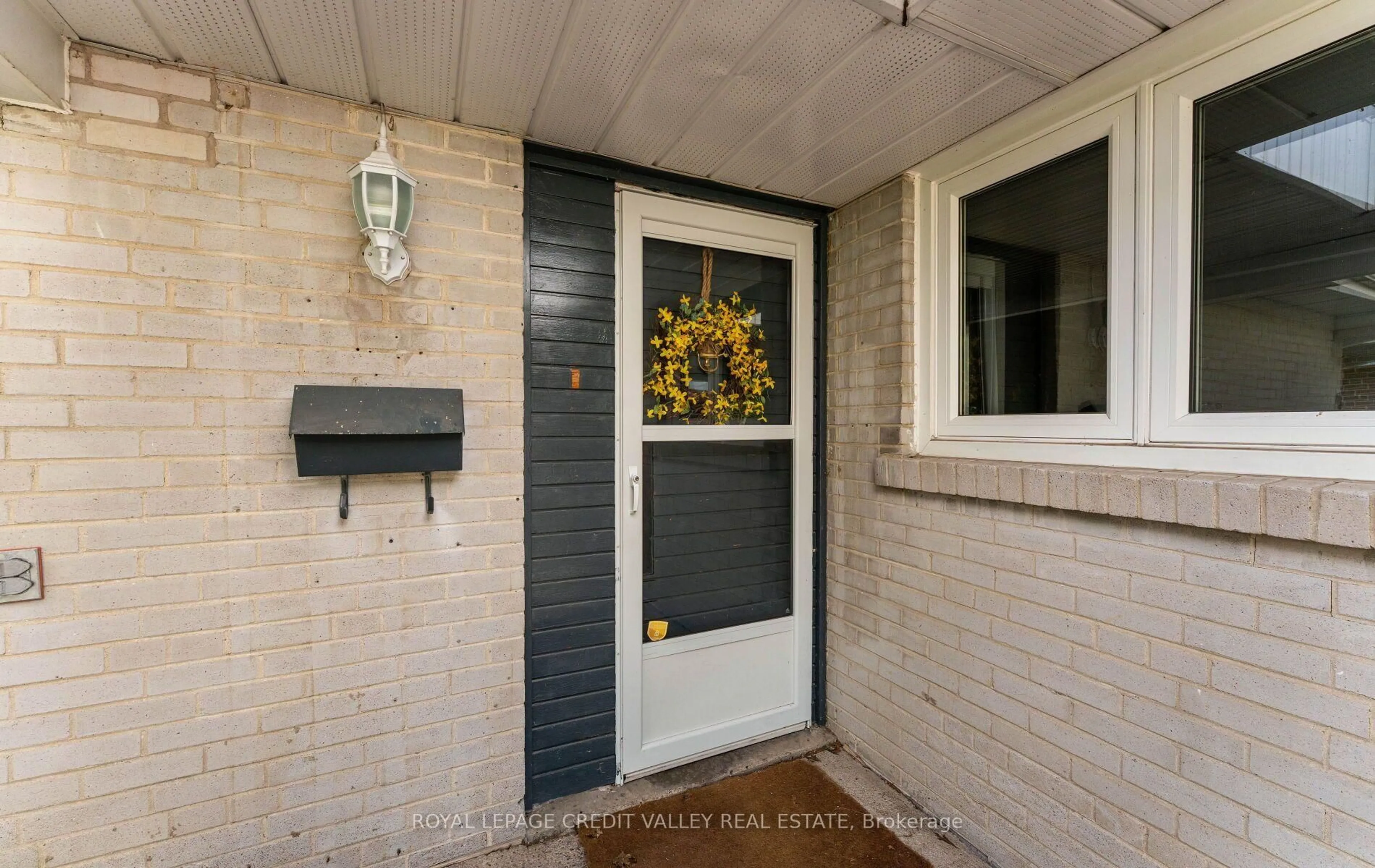 Indoor entryway for 34 Abbey Rd, Brampton Ontario L6W 2T8