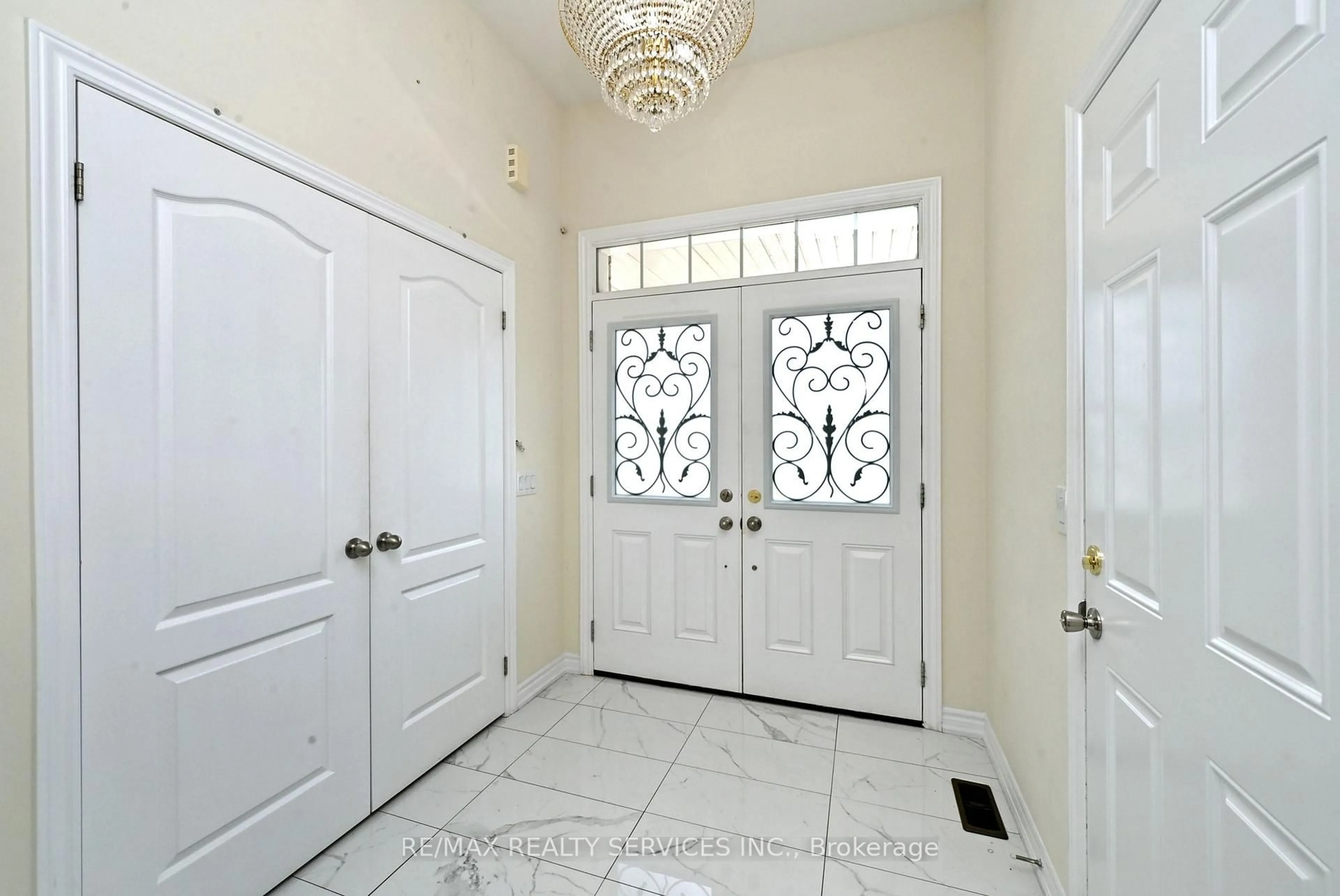 Indoor entryway for 64 Maple Cider St, Caledon Ontario L7C 4B8