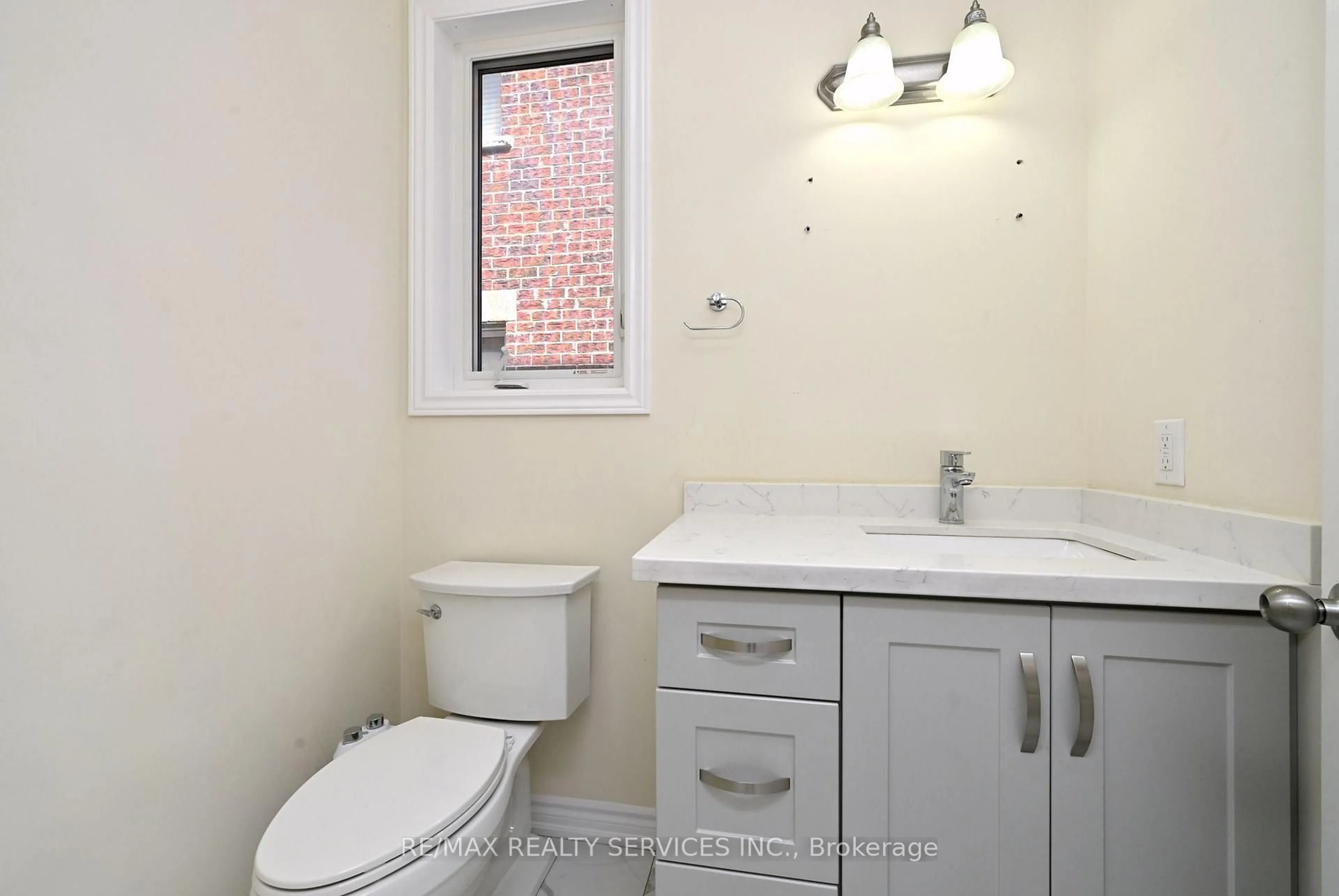 Standard bathroom, ceramic/tile floor for 64 Maple Cider St, Caledon Ontario L7C 4B8