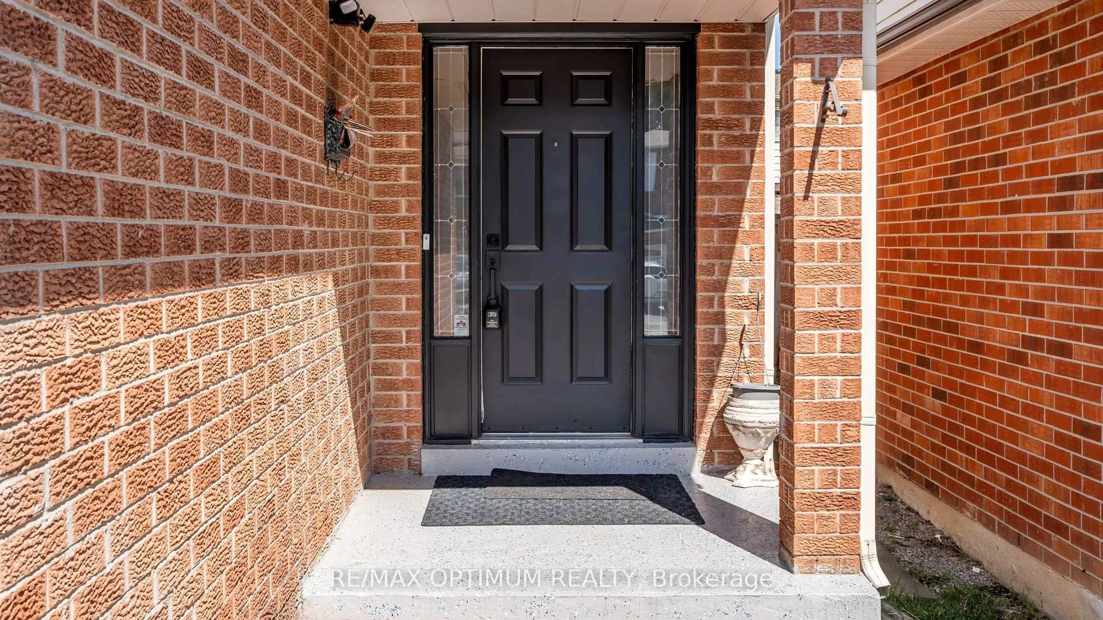 Indoor entryway for 4 Lawnview Crt, Brampton Ontario L7G 1T4