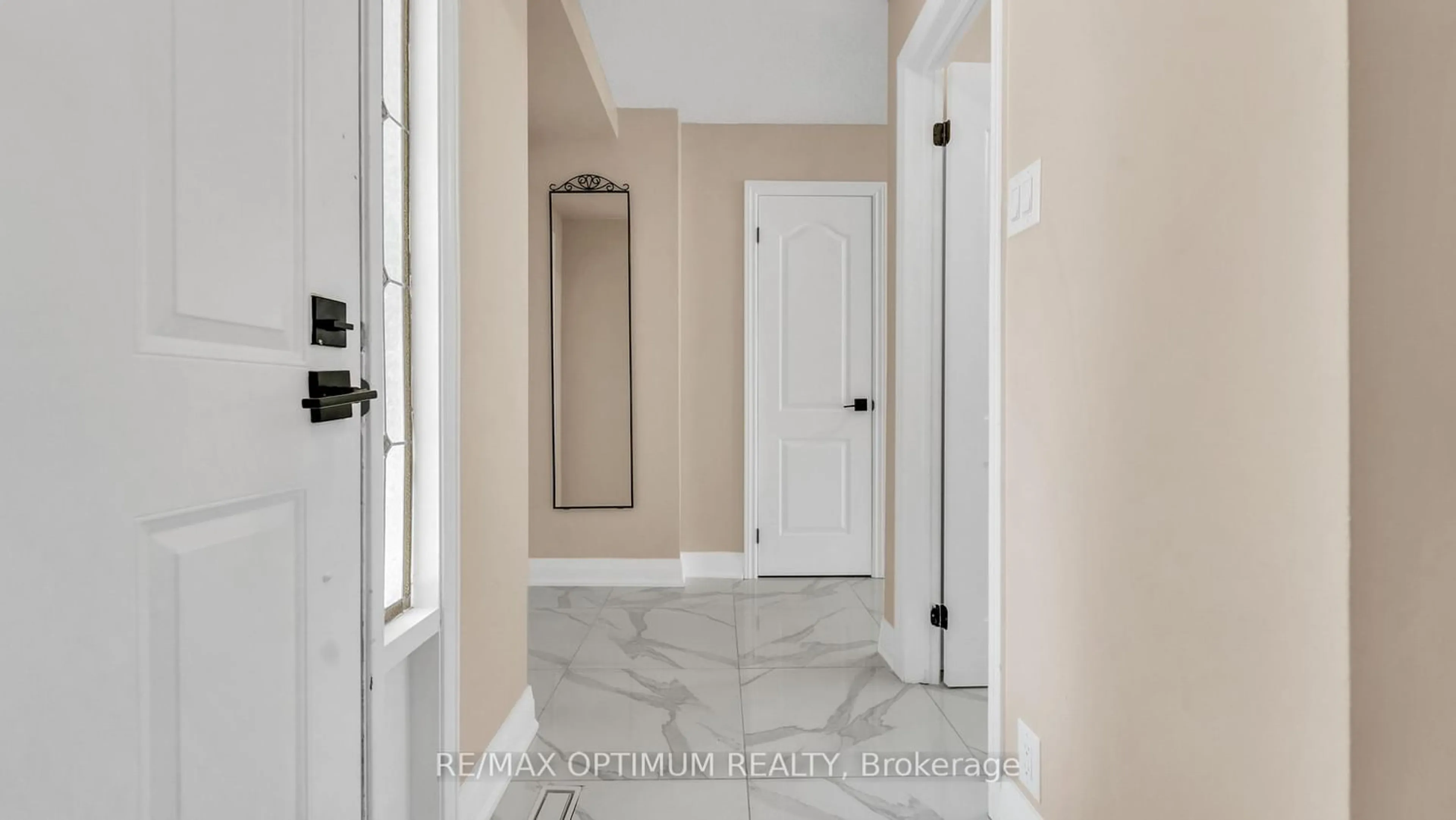 Indoor entryway for 4 Lawnview Crt, Brampton Ontario L7G 1T4