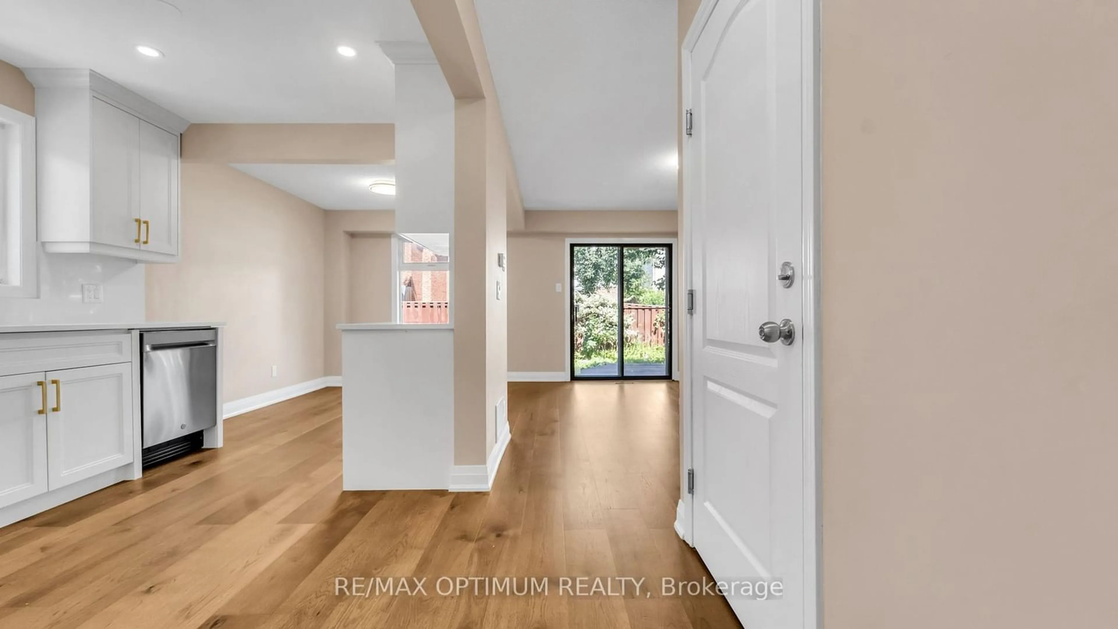 Indoor entryway for 4 Lawnview Crt, Brampton Ontario L7G 1T4