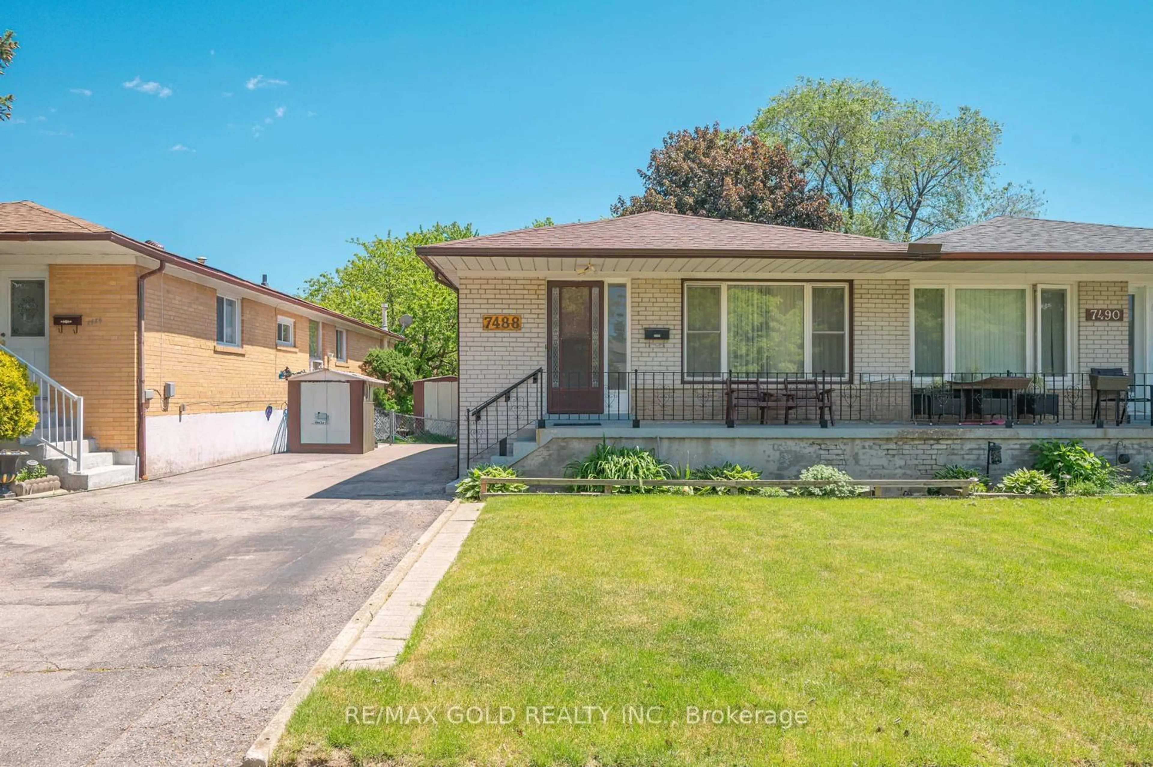 A pic from outside/outdoor area/front of a property/back of a property/a pic from drone, street for 7488 Discus Cres, Mississauga Ontario L4T 2V3