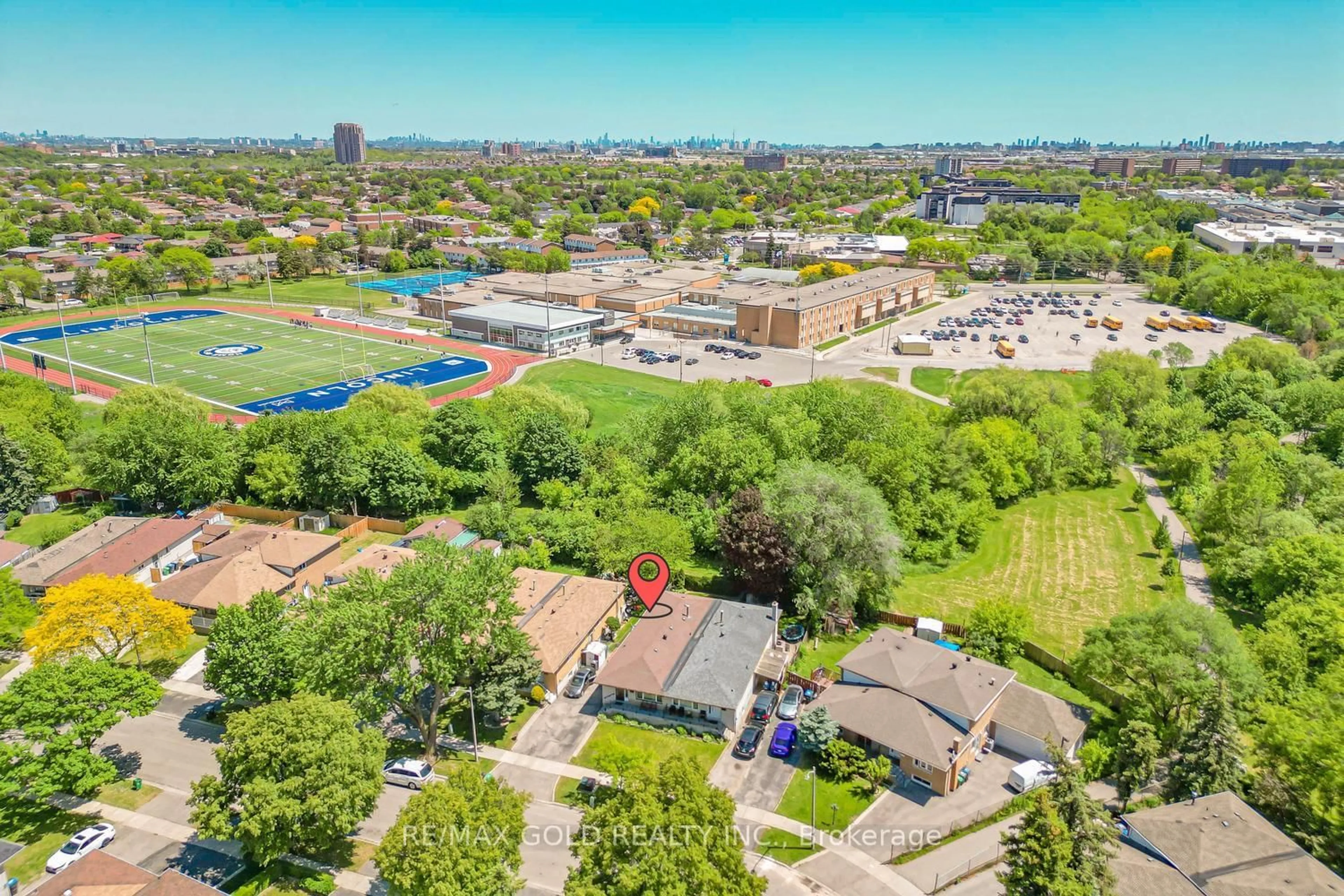 A pic from outside/outdoor area/front of a property/back of a property/a pic from drone, unknown for 7488 Discus Cres, Mississauga Ontario L4T 2V3