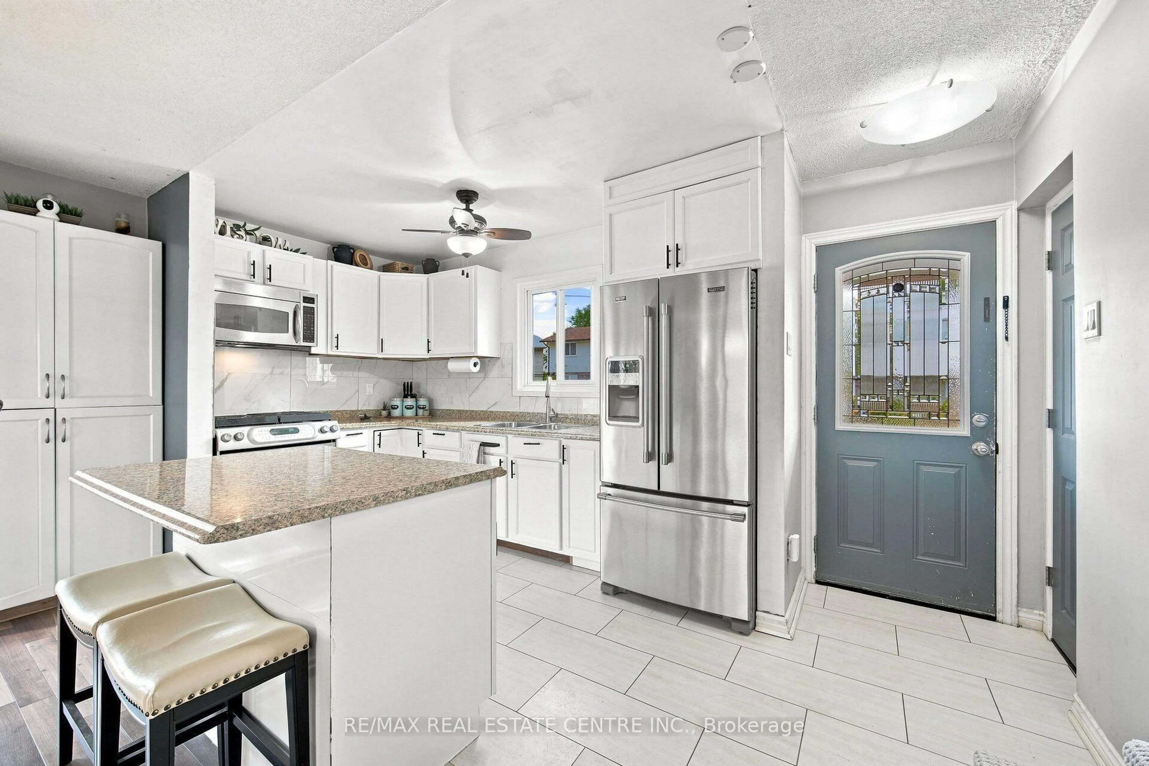 Open concept kitchen, ceramic/tile floor for 44 Grand Valley Dr, Brampton Ontario L6S 2L1