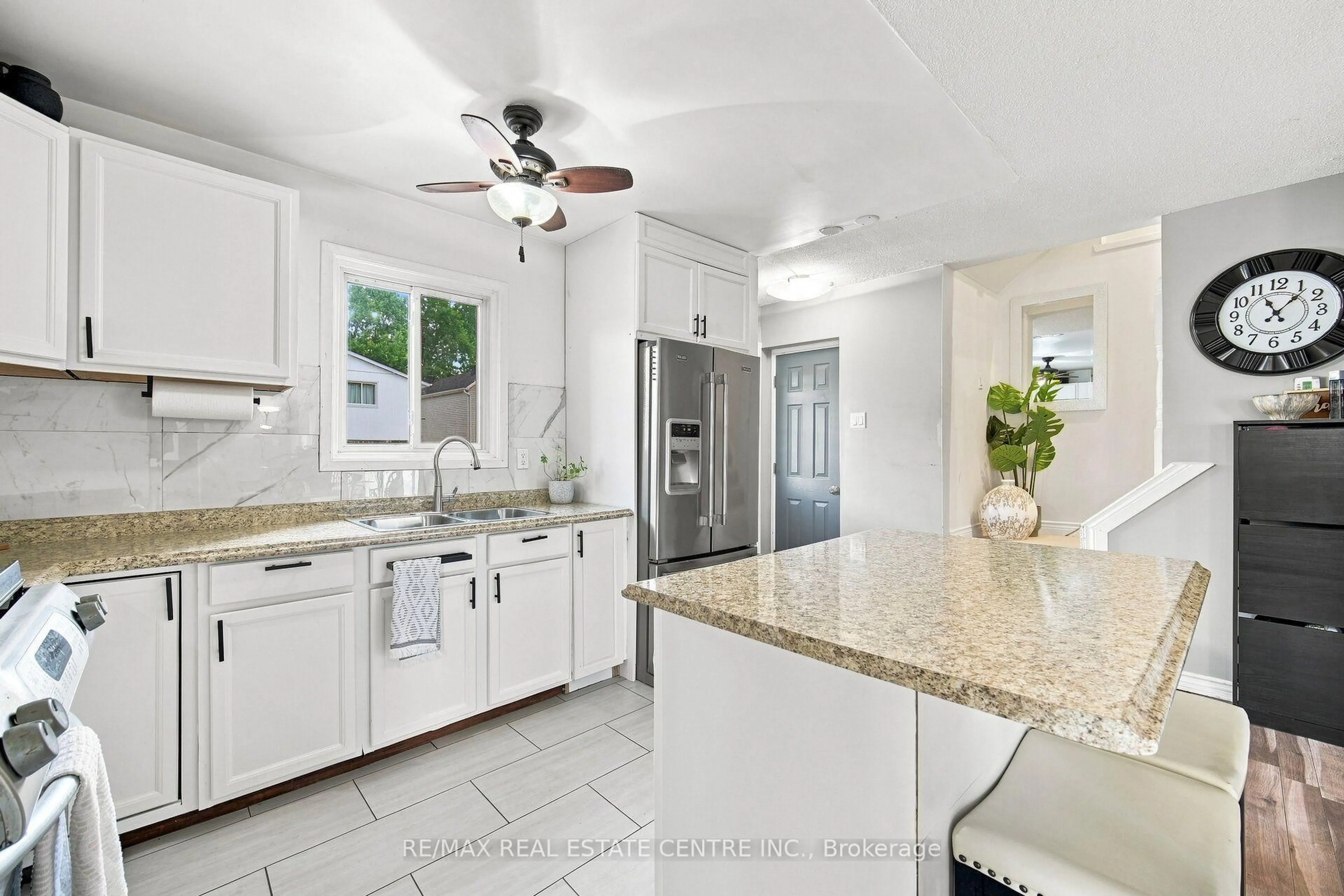 Open concept kitchen, ceramic/tile floor for 44 Grand Valley Dr, Brampton Ontario L6S 2L1