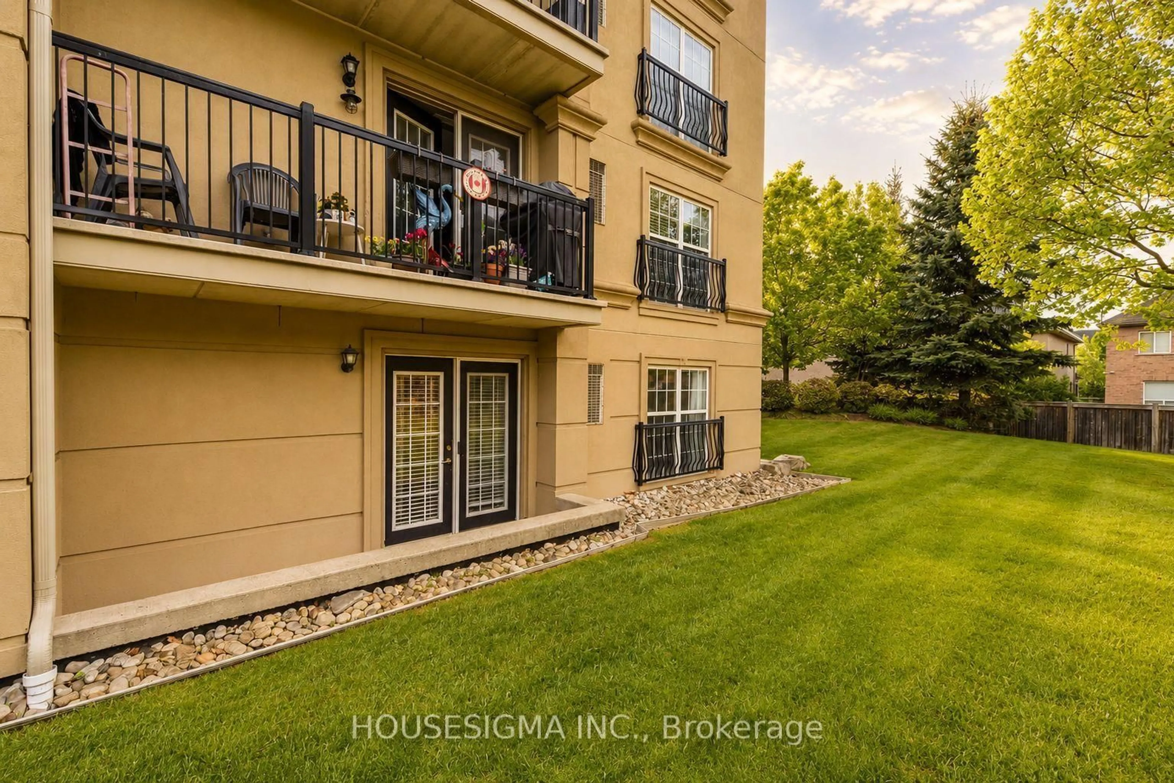 Patio, water/lake/river/ocean view for 1471 Maple Ave #112, Milton Ontario L9T 0B4