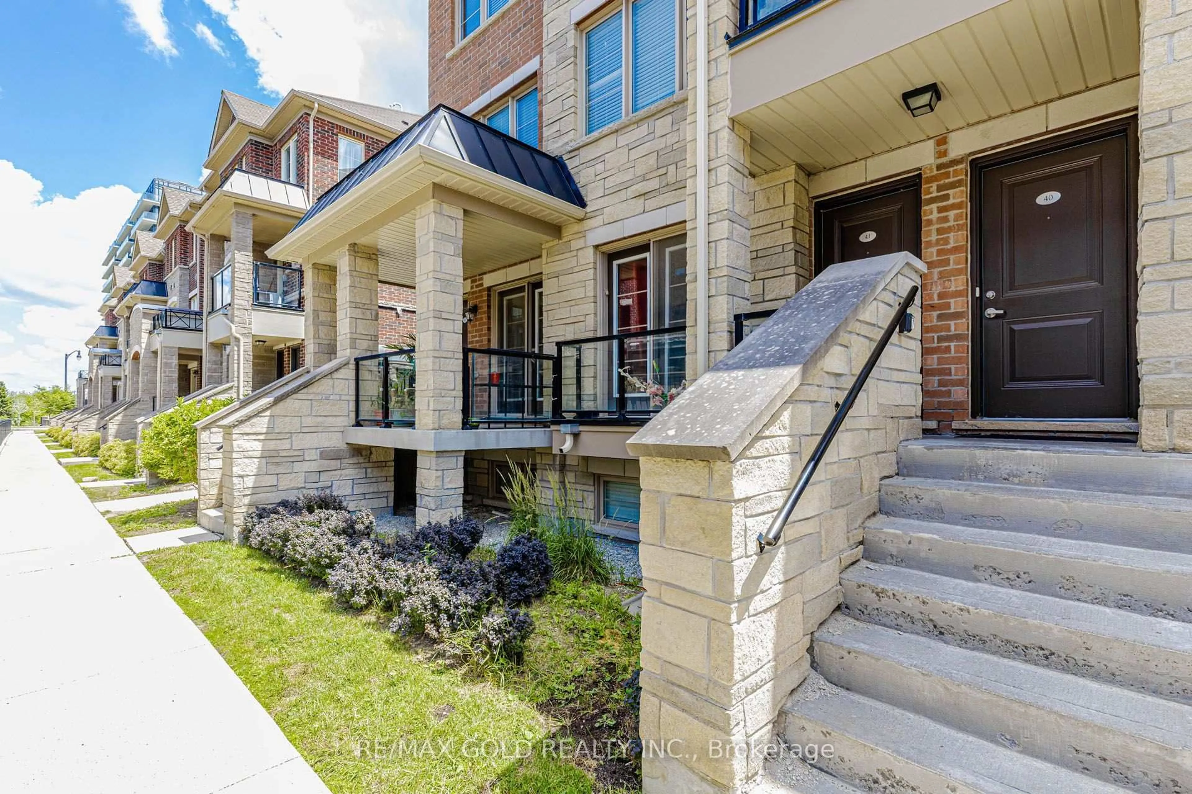 Home with brick exterior material, street for 200 Veterans Dr ## 40, Brampton Ontario L7A 4S6