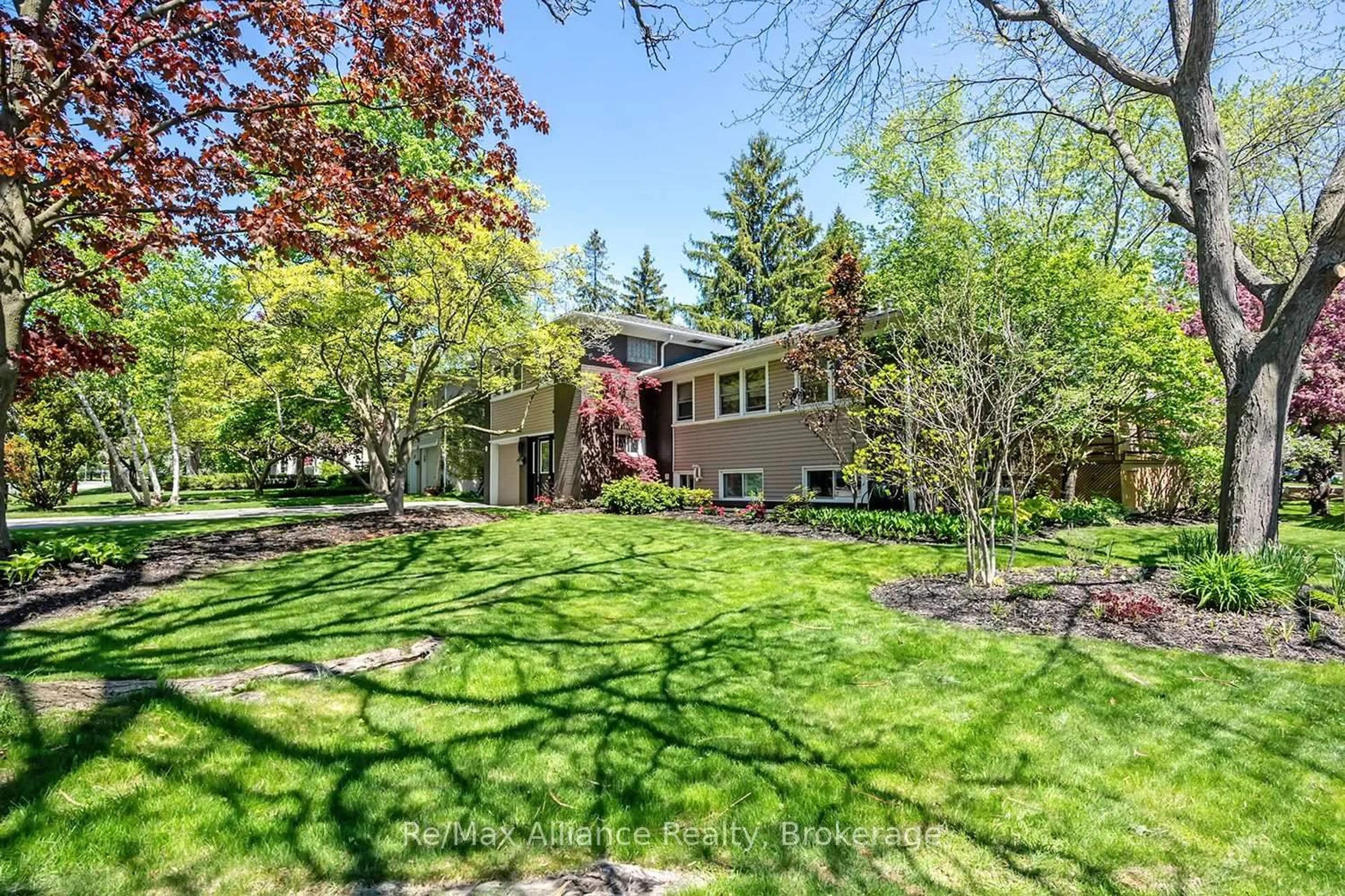 A pic from outside/outdoor area/front of a property/back of a property/a pic from drone, unknown for 183 Westminster Dr, Oakville Ontario L6L 4H8