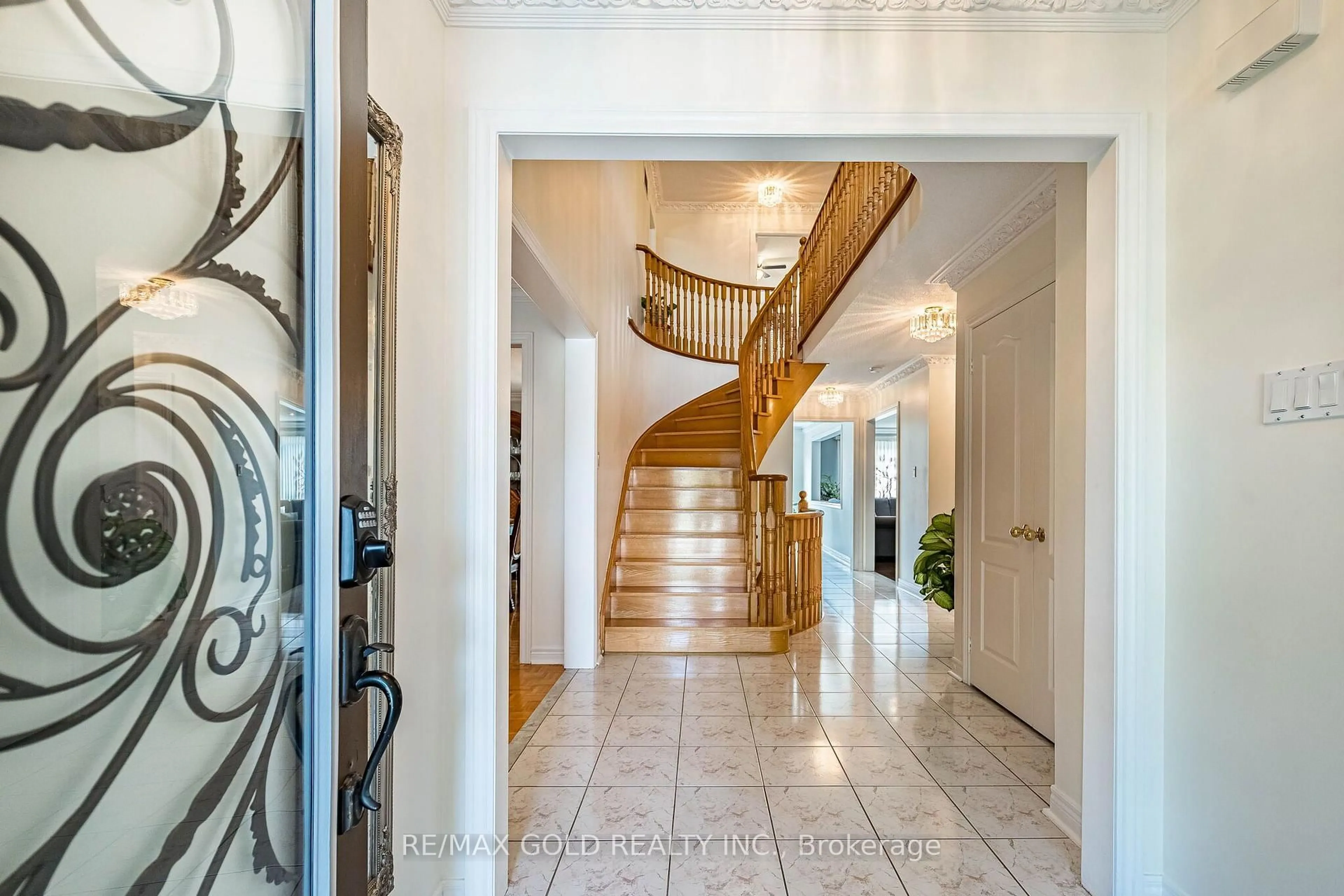 Indoor foyer for 58 Springtown Tr, Brampton Ontario L6R 2C9