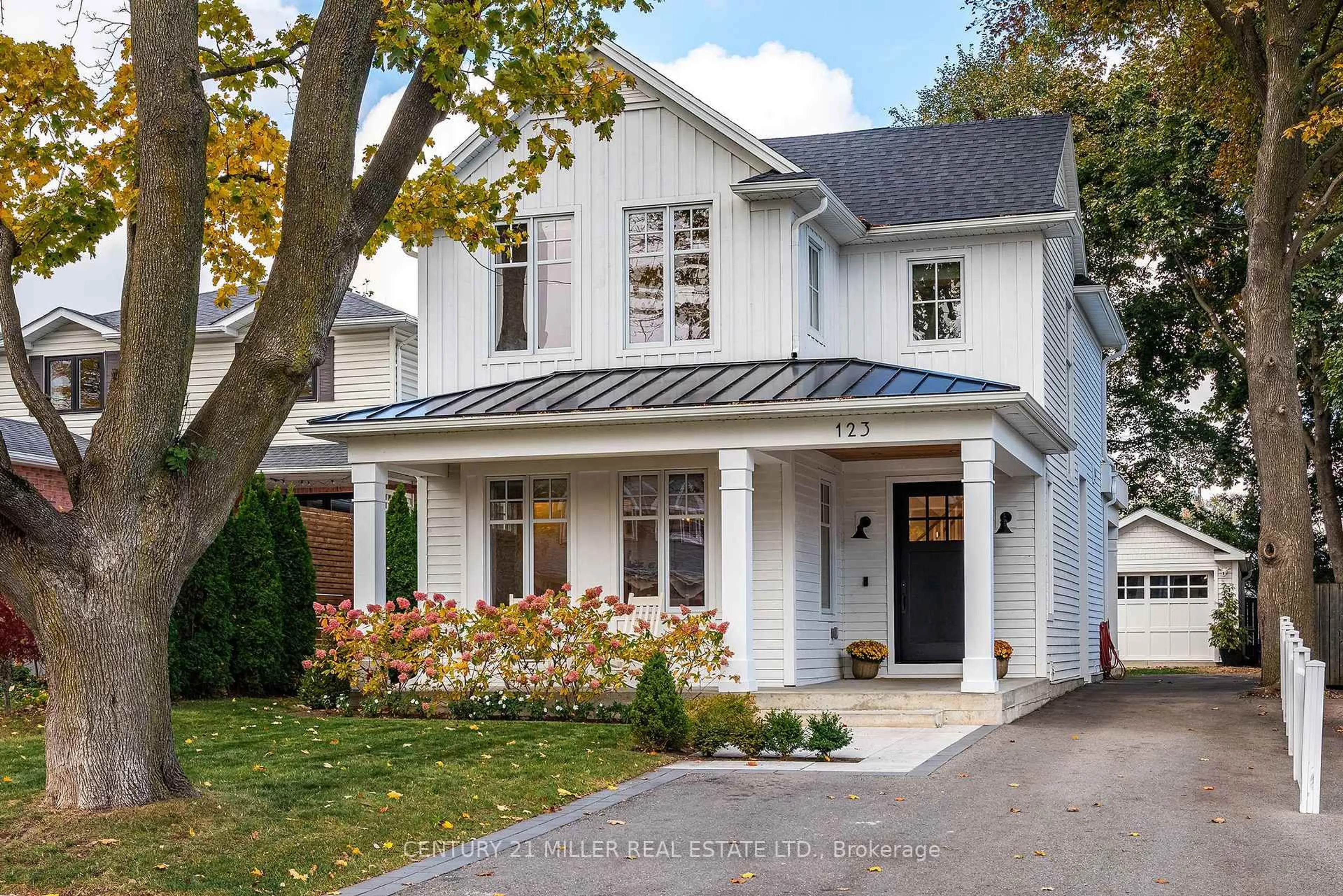 Home with vinyl exterior material, street for 123 Herald Ave, Oakville Ontario L6K 1S3