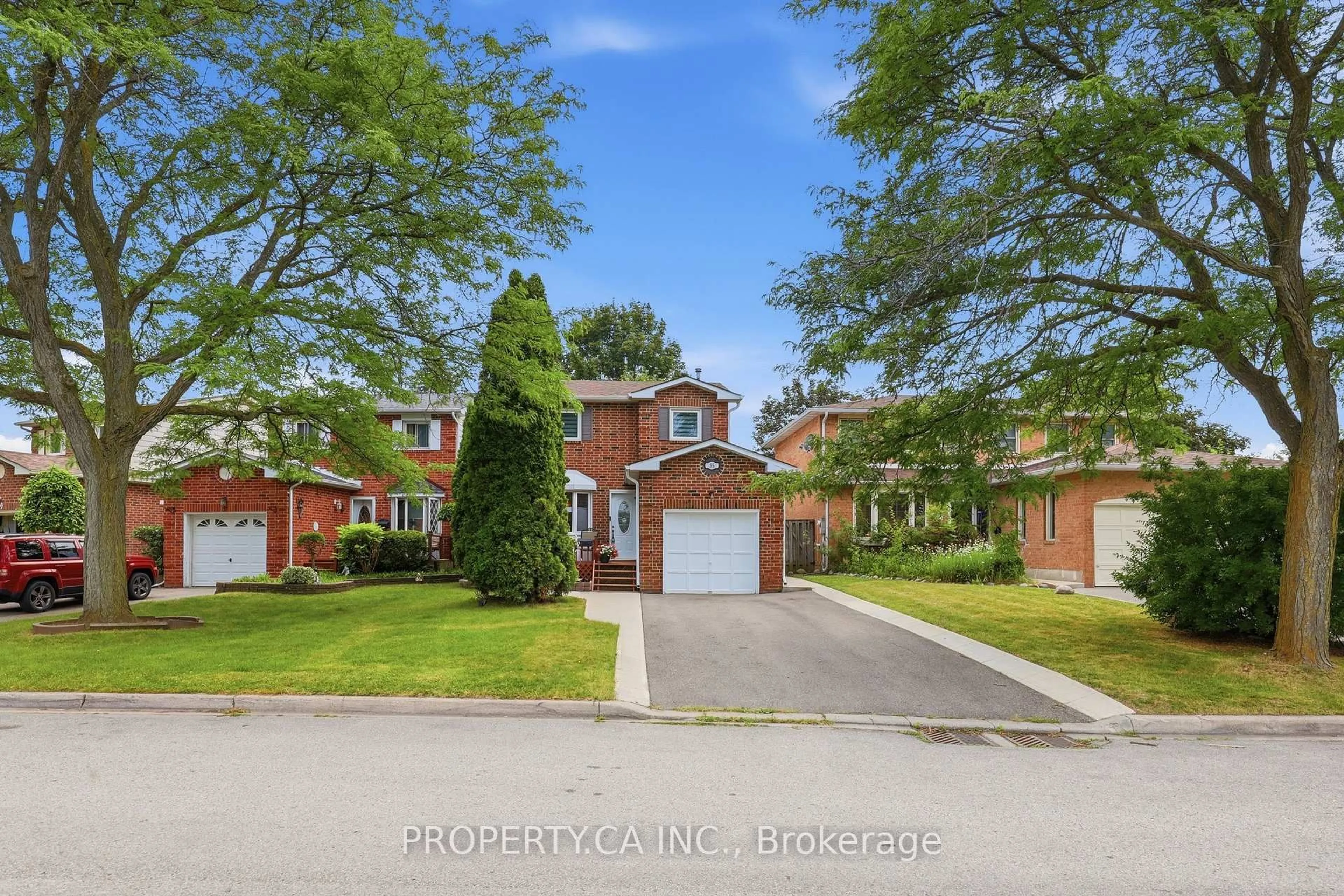 A pic from outside/outdoor area/front of a property/back of a property/a pic from drone, street for 35 Lakecrest Tr, Brampton Ontario L6Z 1S3