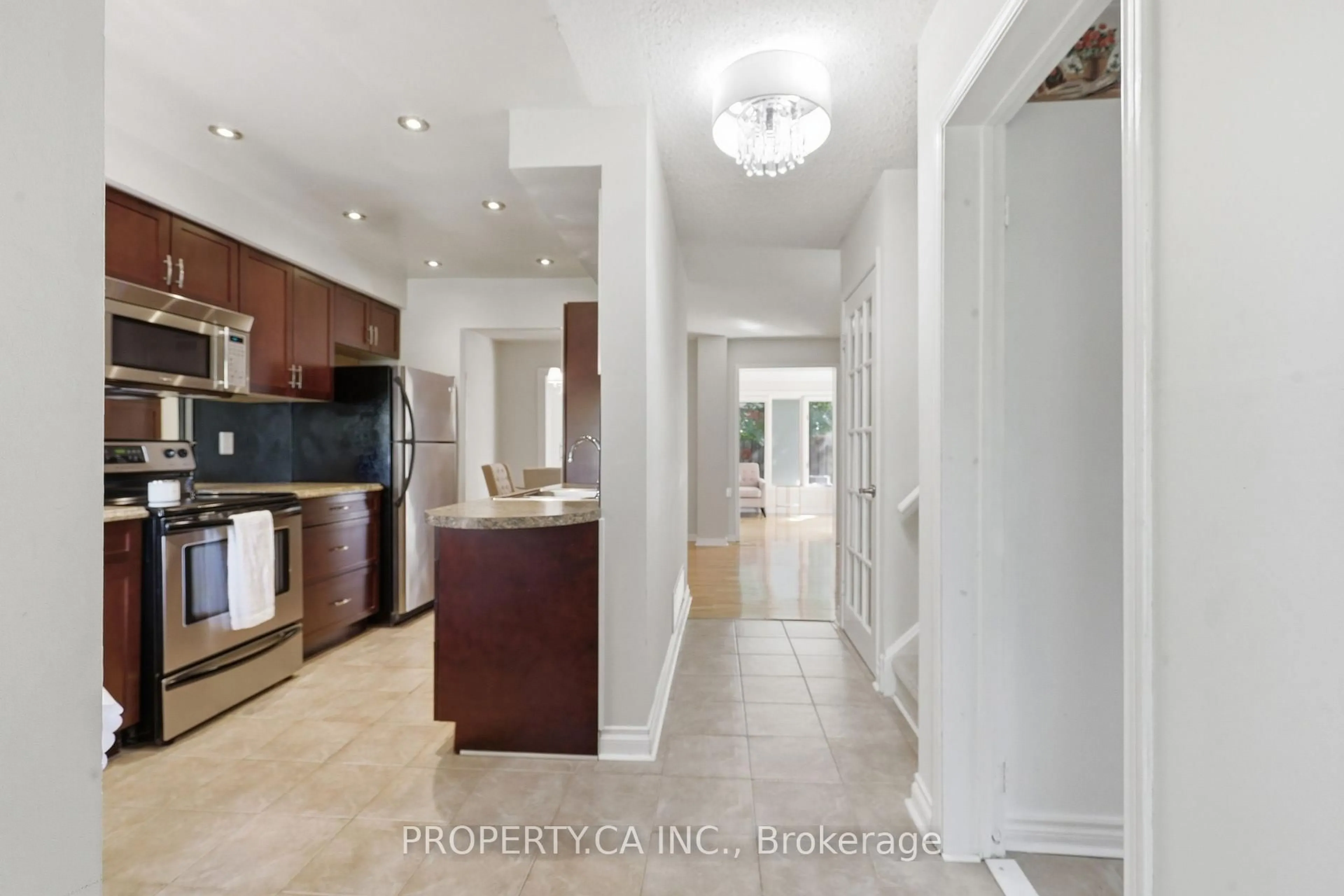 Open concept kitchen, ceramic/tile floor for 35 Lakecrest Tr, Brampton Ontario L6Z 1S3