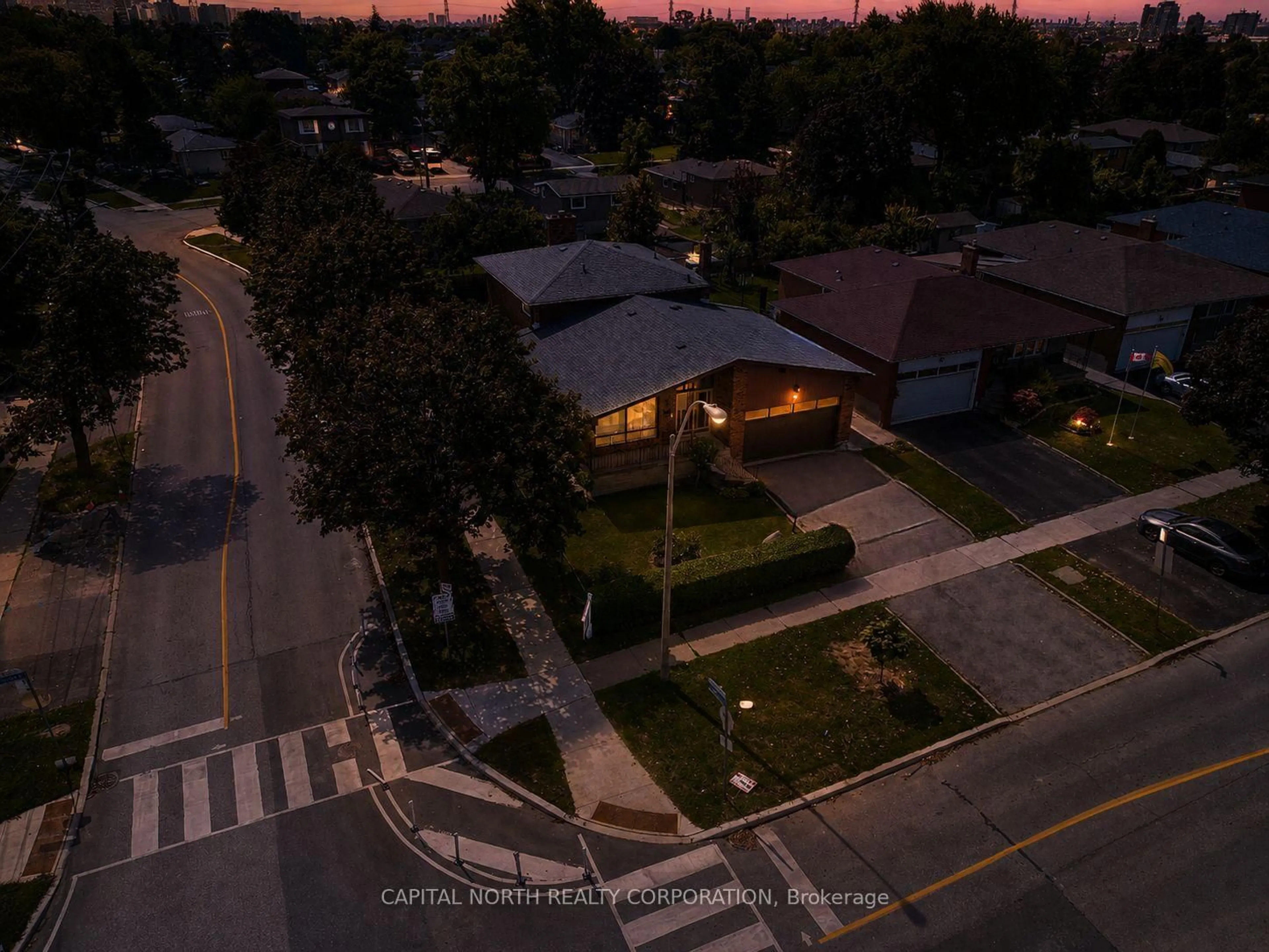 A pic from outside/outdoor area/front of a property/back of a property/a pic from drone, street for 79 Shoreham Dr, Toronto Ontario M3N 1S8
