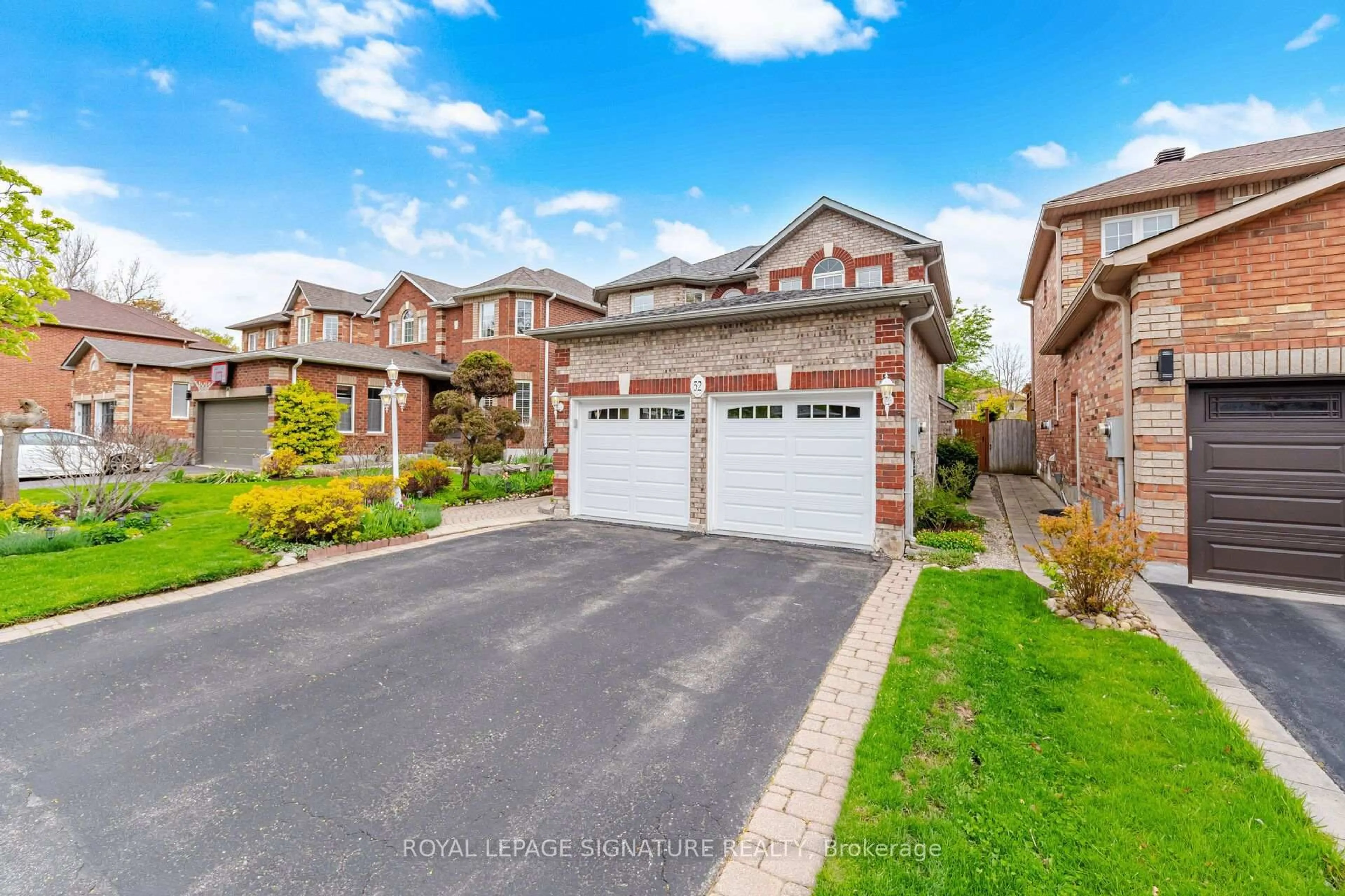 A pic from outside/outdoor area/front of a property/back of a property/a pic from drone, street for 52 Durham St, Halton Hills Ontario L7G 5X4