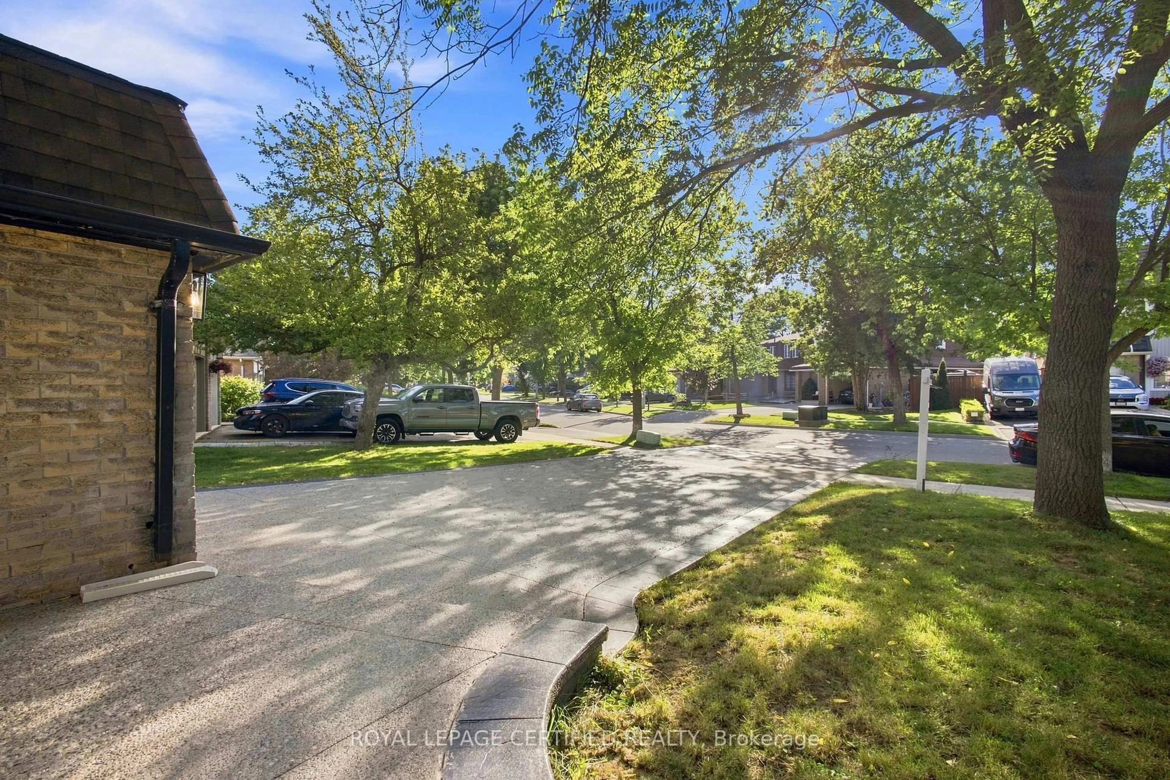 A pic from outside/outdoor area/front of a property/back of a property/a pic from drone, street for 3029 Oslo Cres, Mississauga Ontario L5N 1Z8