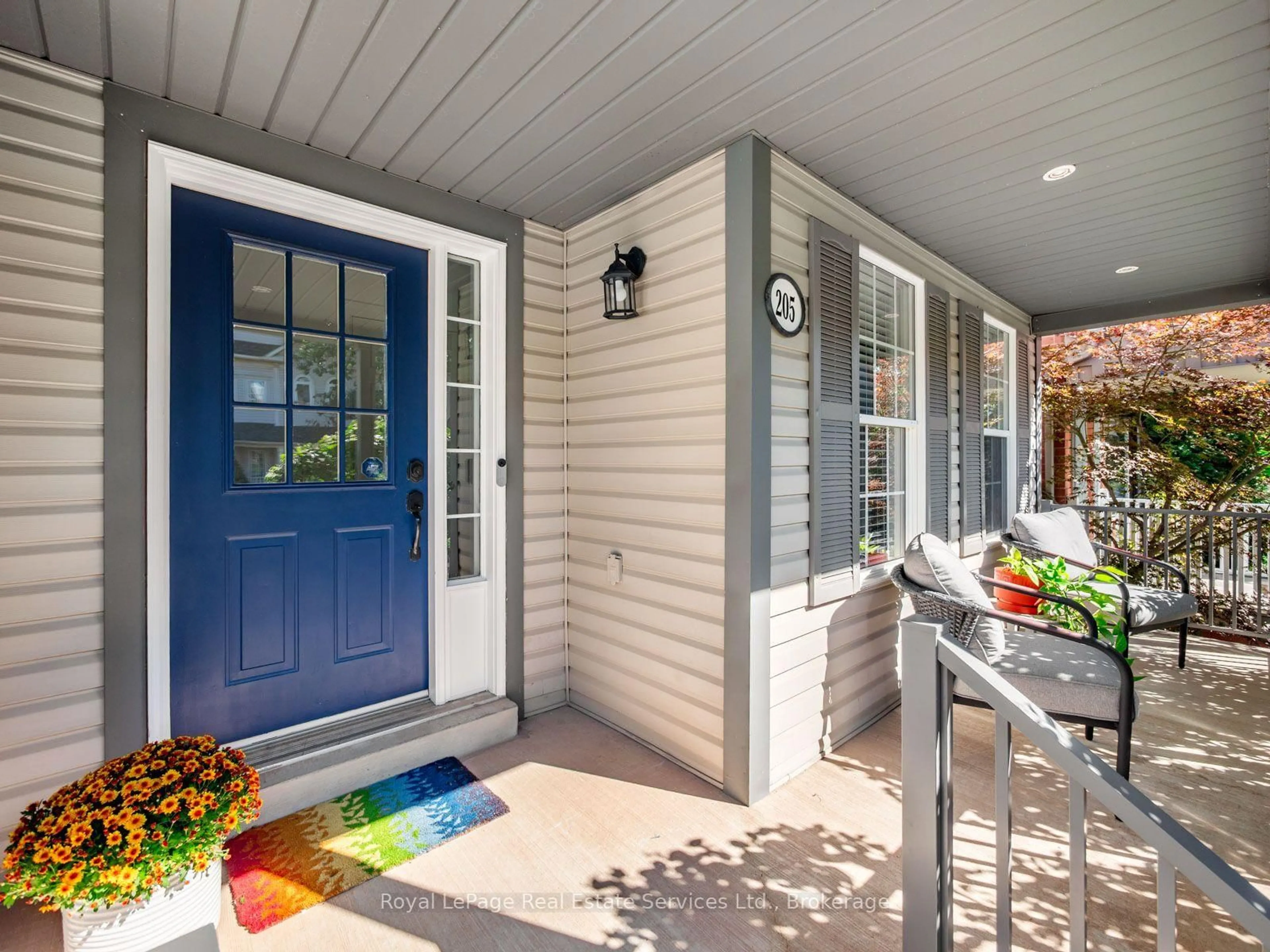 Indoor entryway for 205 Littlewood Dr, Oakville Ontario L6H 6T8