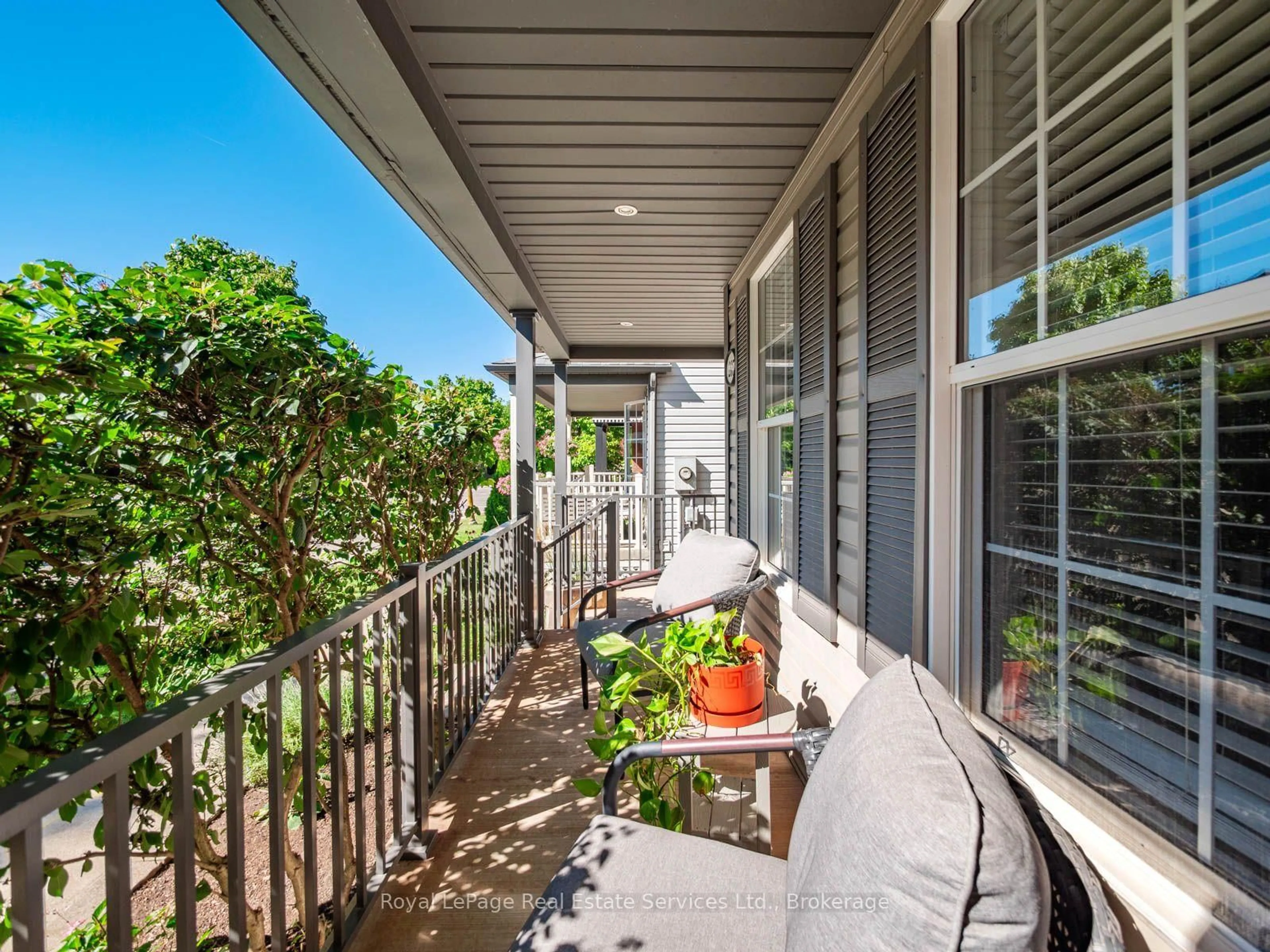 Patio, street for 205 Littlewood Dr, Oakville Ontario L6H 6T8