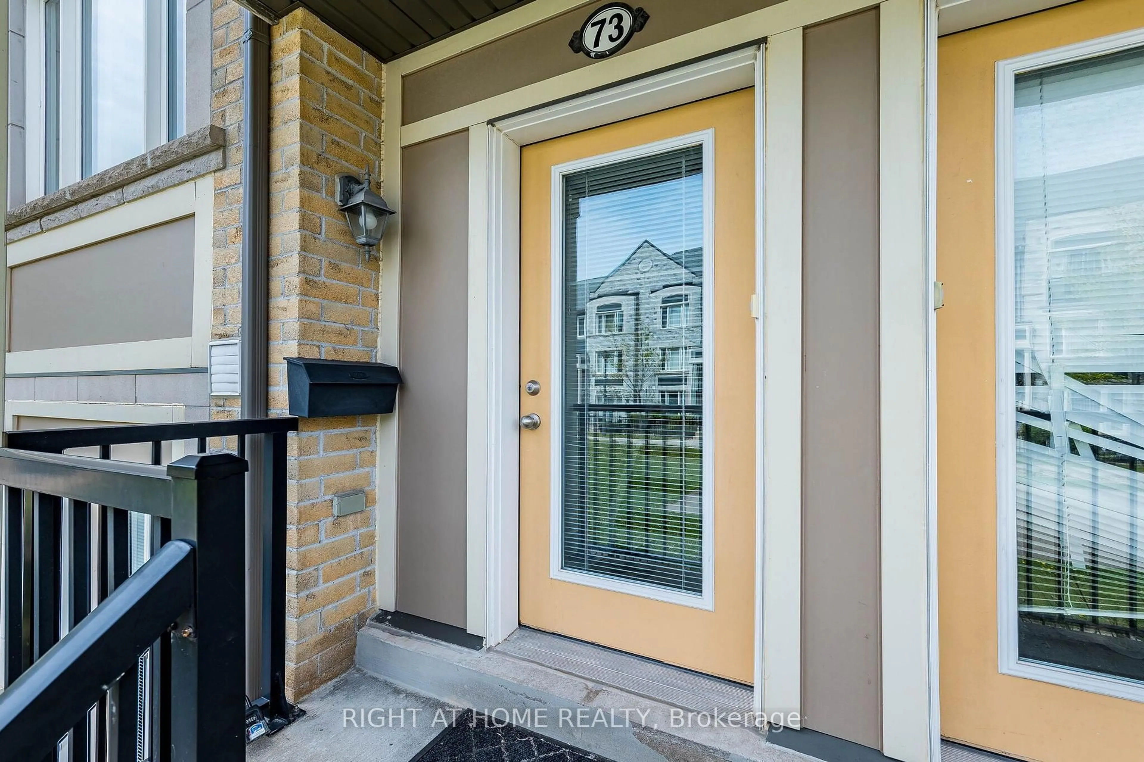 Indoor entryway for 5650 Winston Churchill Blvd #73, Mississauga Ontario L5M 0L7