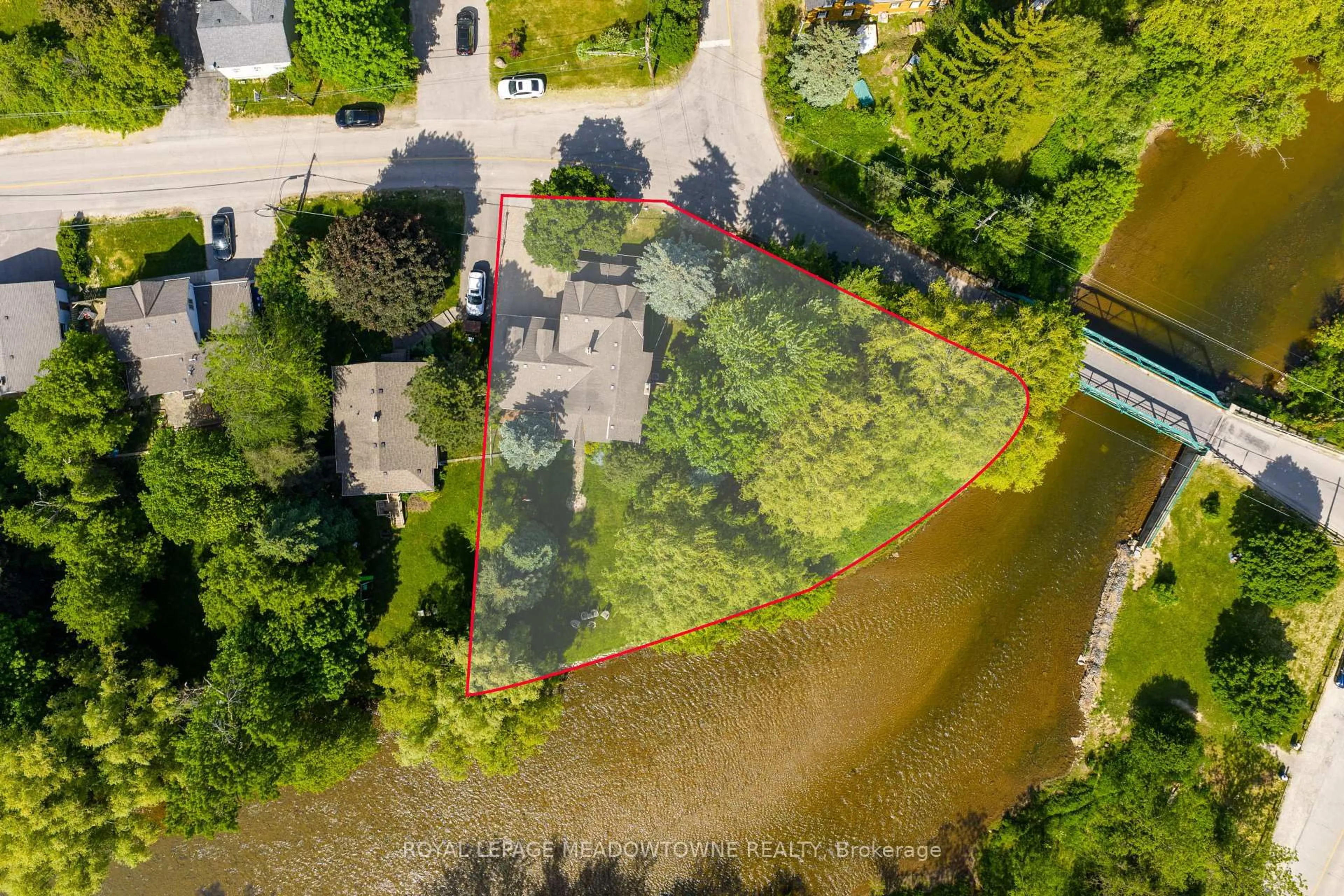 A pic from outside/outdoor area/front of a property/back of a property/a pic from drone, water/lake/river/ocean view for 7736 Churchville Rd, Brampton Ontario L6Y 0B5