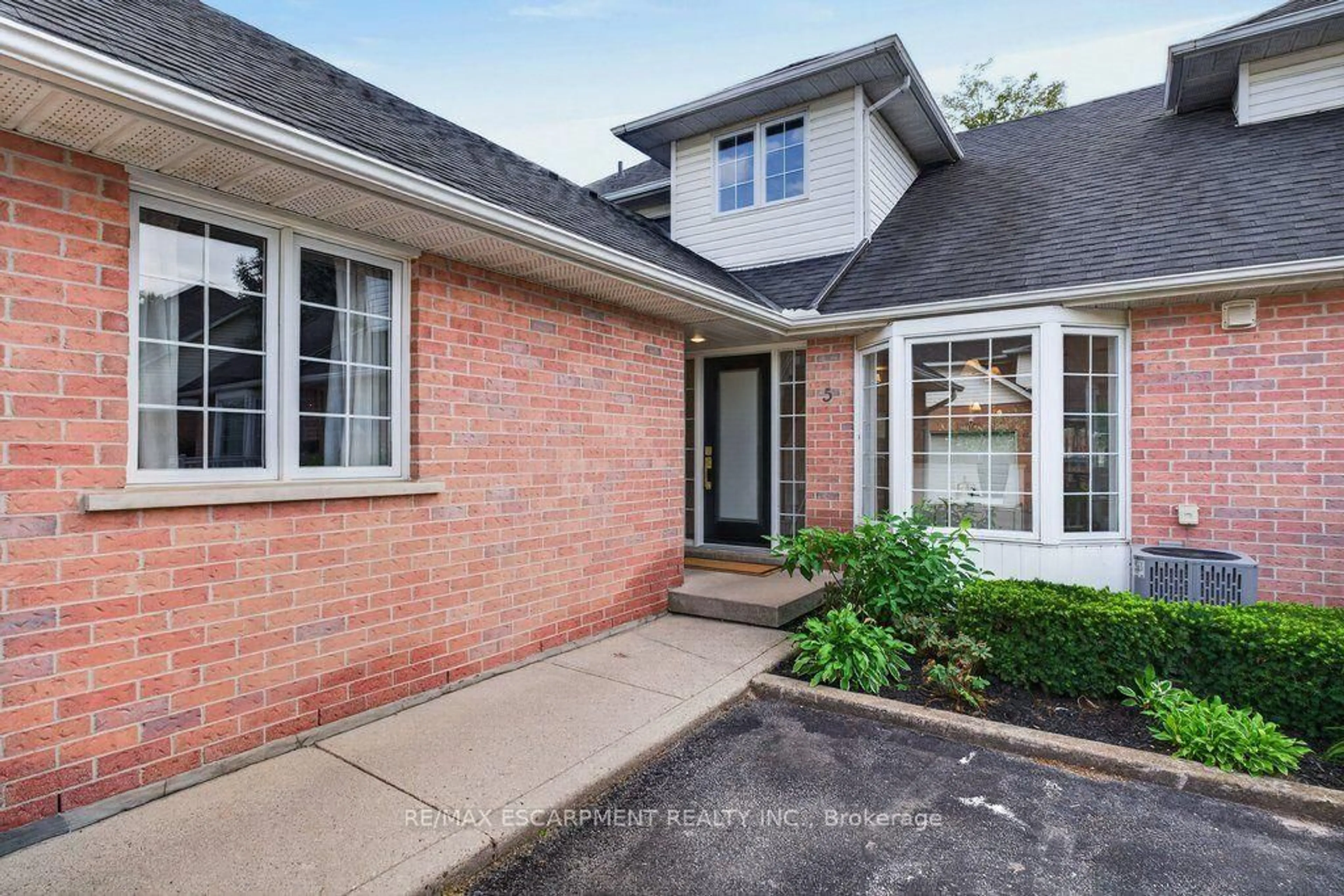 Home with brick exterior material, street for 2435 Woodward Ave #5, Burlington Ontario L7R 1V2