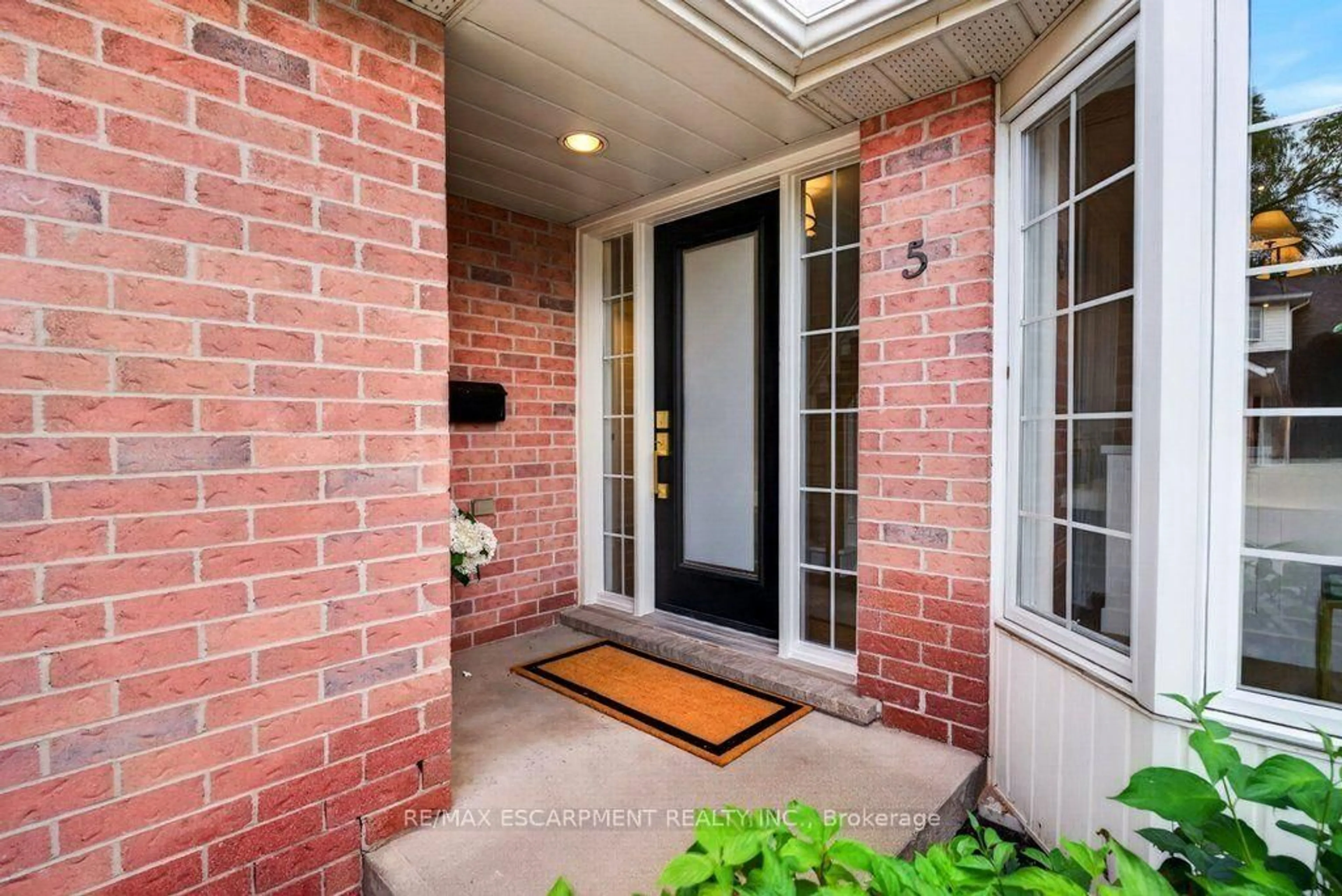 Indoor entryway for 2435 Woodward Ave #5, Burlington Ontario L7R 1V2