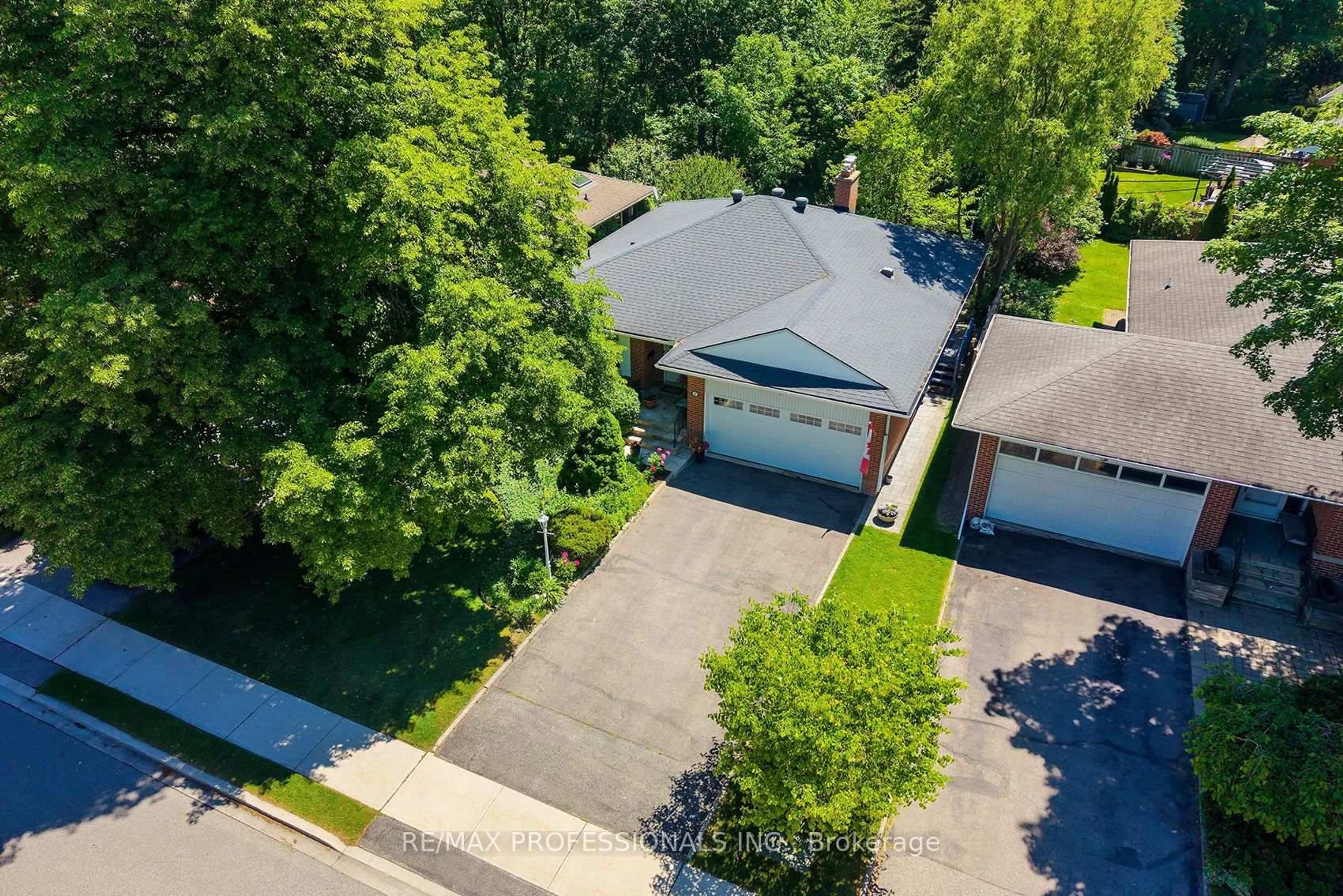 A pic from outside/outdoor area/front of a property/back of a property/a pic from drone, street for 17 Clearside Pl, Toronto Ontario M9C 2G7