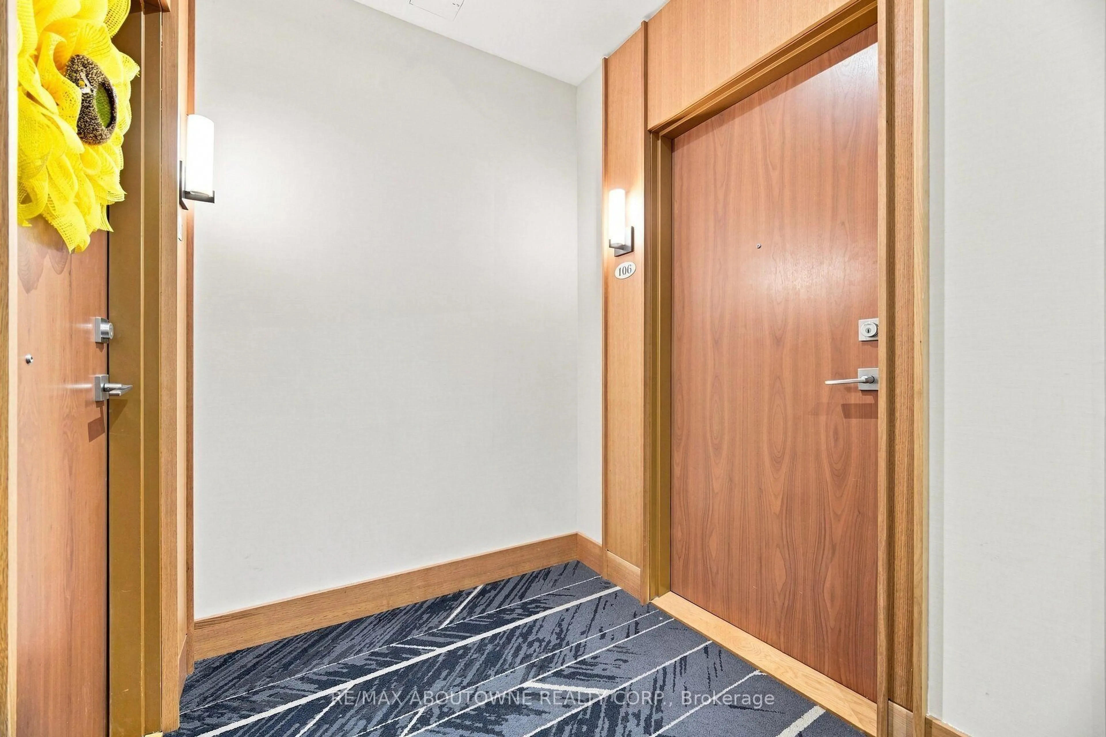 Indoor foyer for 1441 ELGIN St #106, Burlington Ontario L7S 1E6