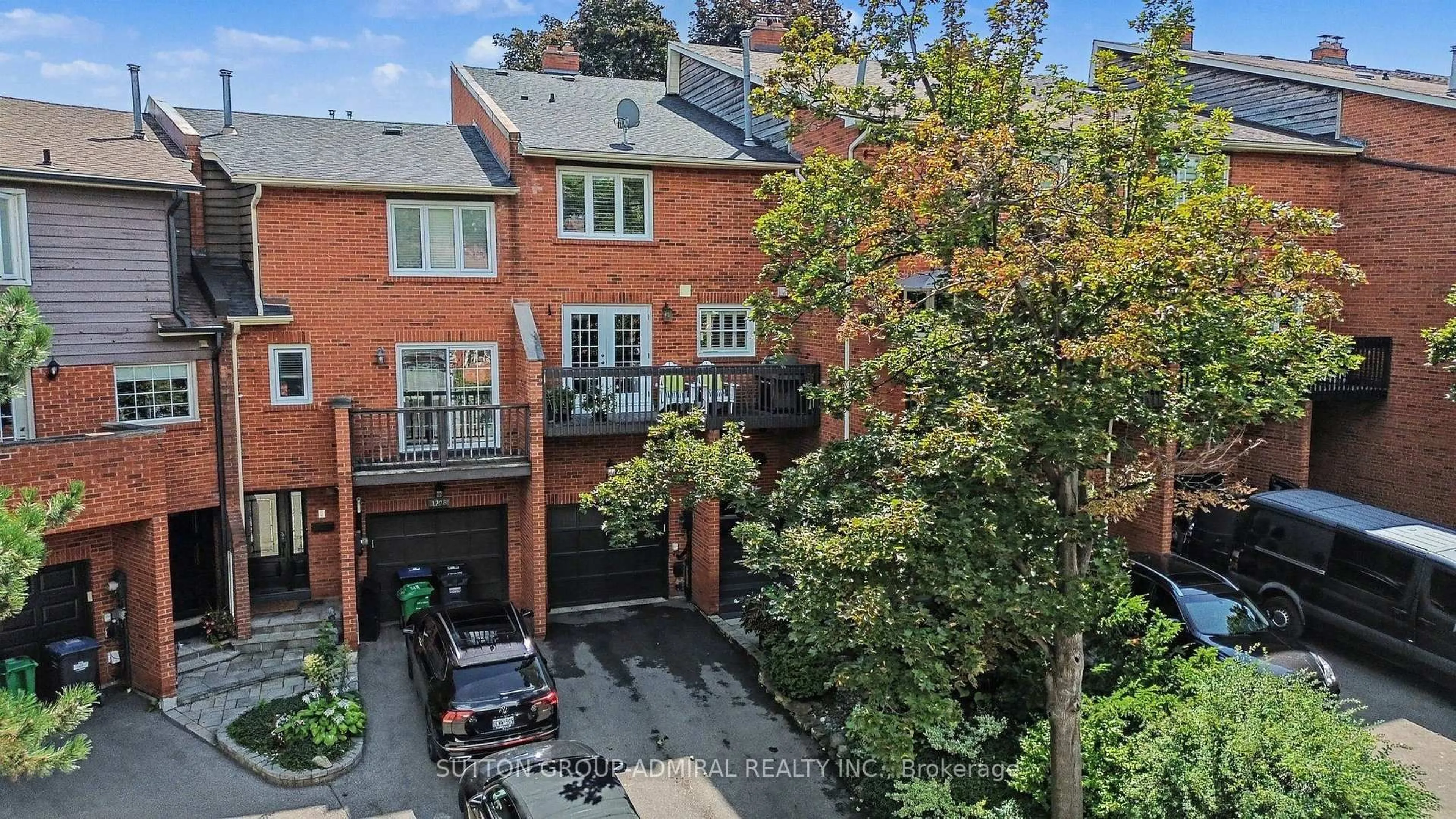A pic from outside/outdoor area/front of a property/back of a property/a pic from drone, city buildings view from balcony for 1230 Cornerbrook Pl, Mississauga Ontario L5C 3J4