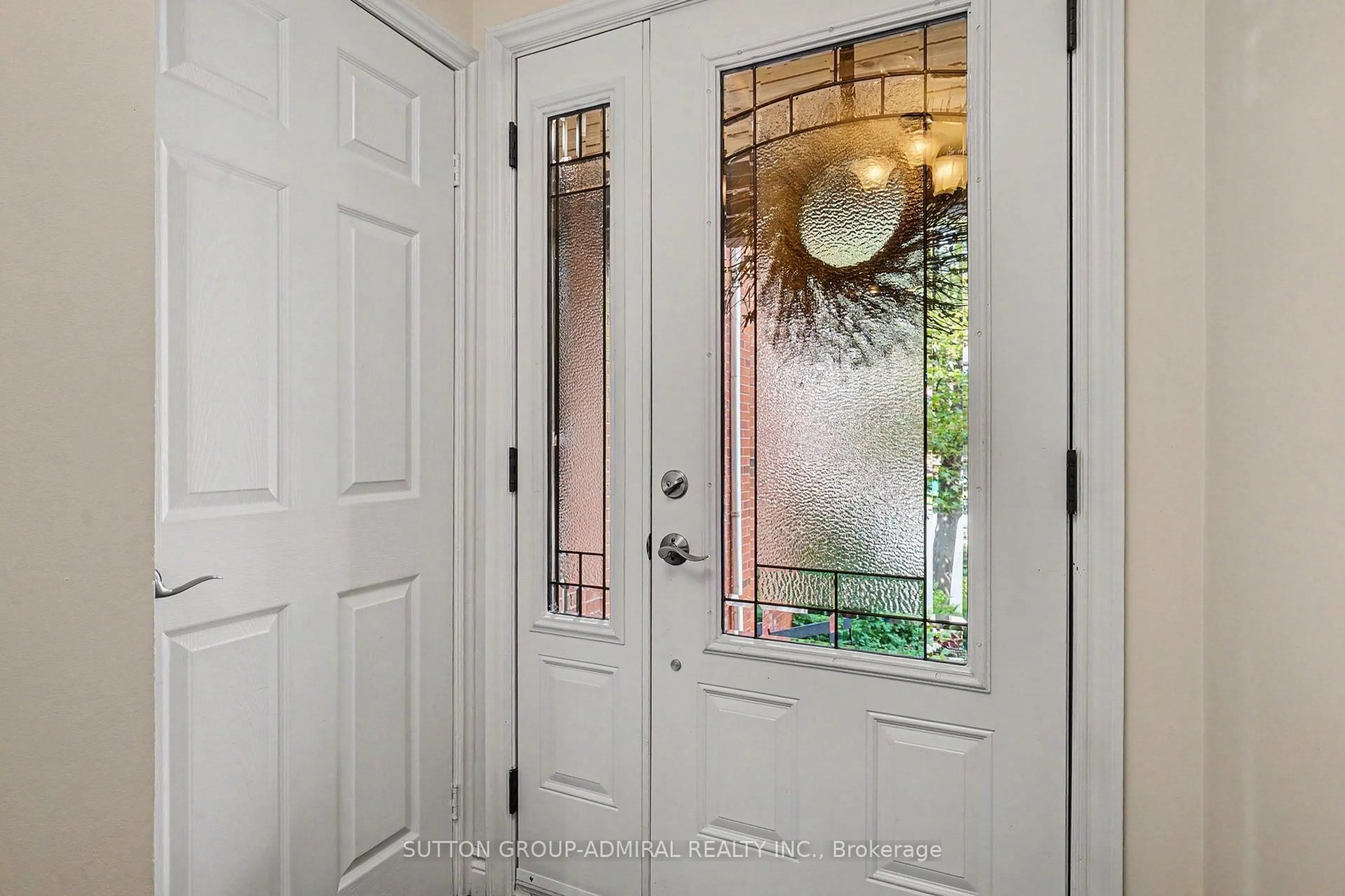 Indoor entryway for 1230 Cornerbrook Pl, Mississauga Ontario L5C 3J4