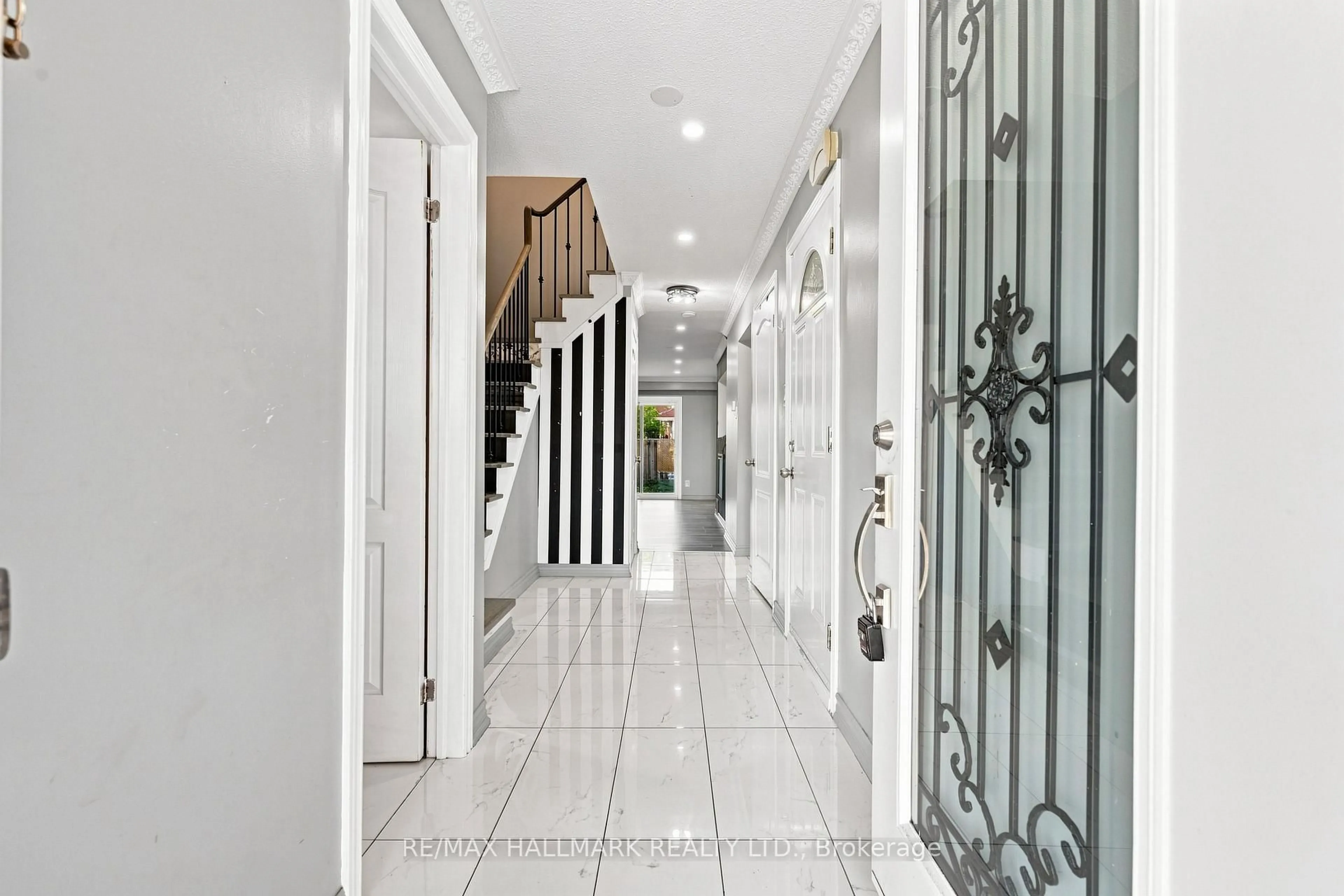 Indoor foyer for 60 Pickard Lane, Brampton Ontario L6Y 2M5