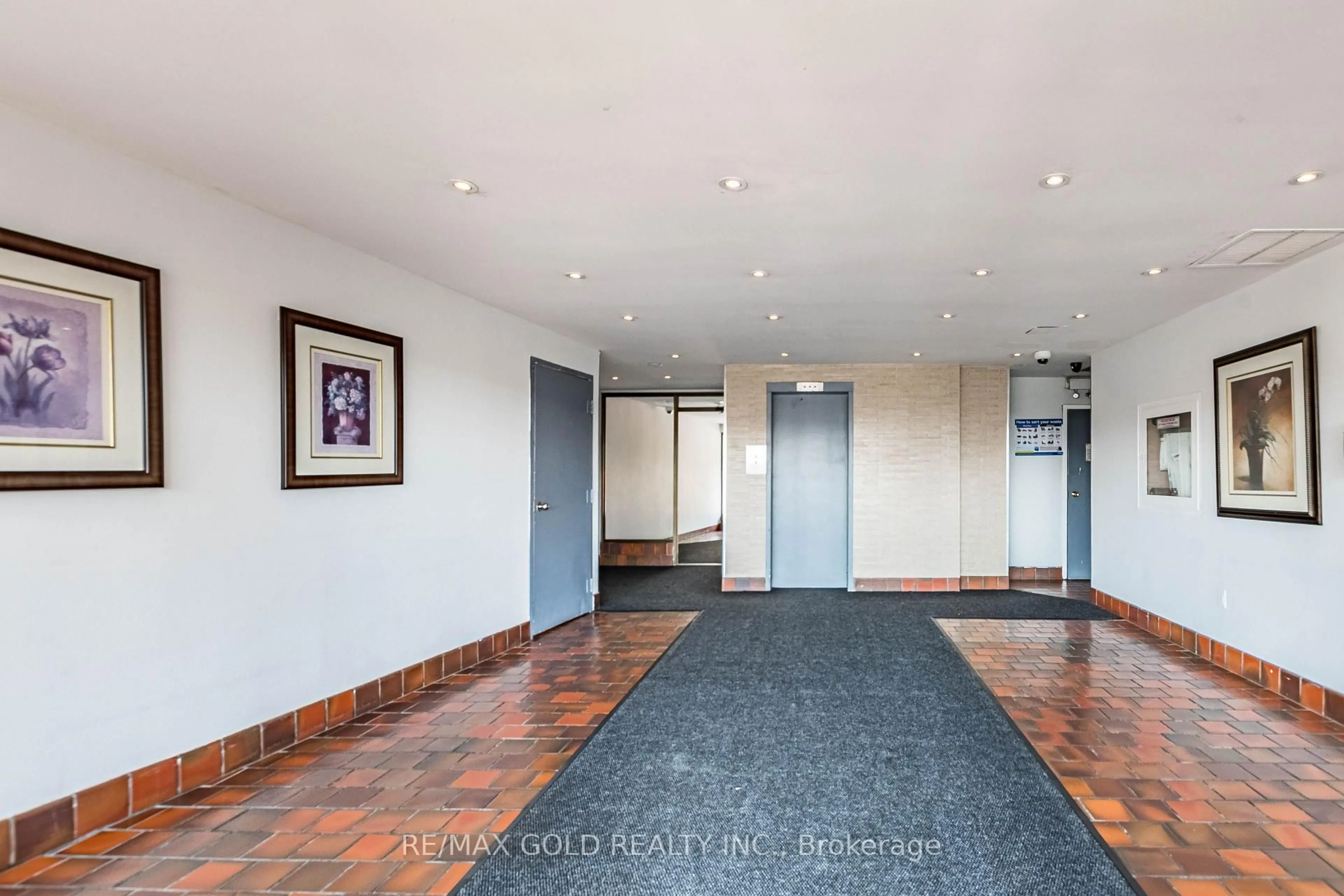 Indoor foyer for 3455 Morning Star Dr #120, Mississauga Ontario L4T 3T9