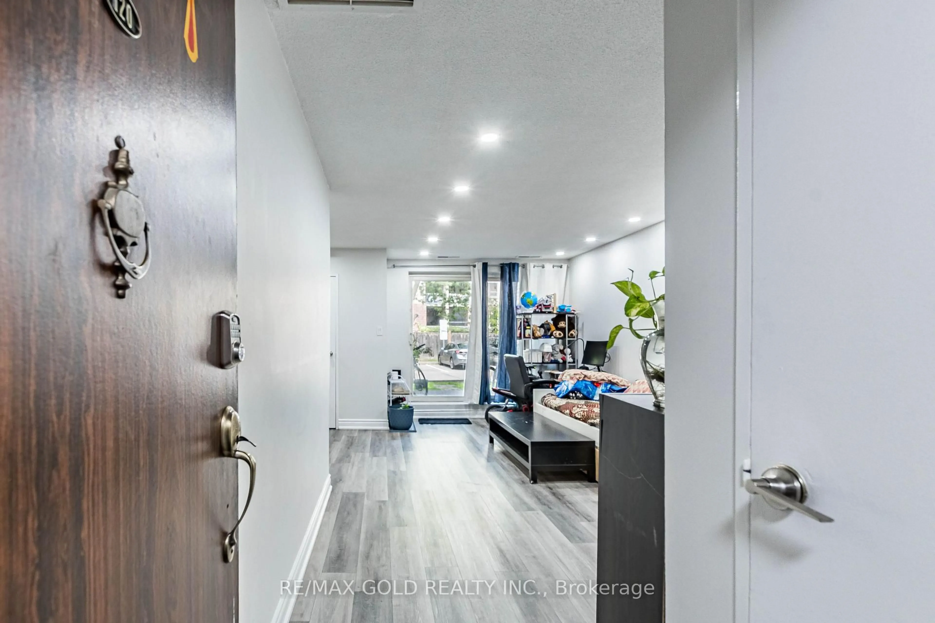 Indoor entryway for 3455 Morning Star Dr #120, Mississauga Ontario L4T 3T9