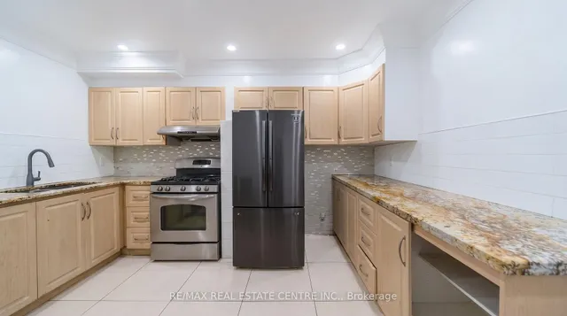 22 Neames Cres, Toronto 5