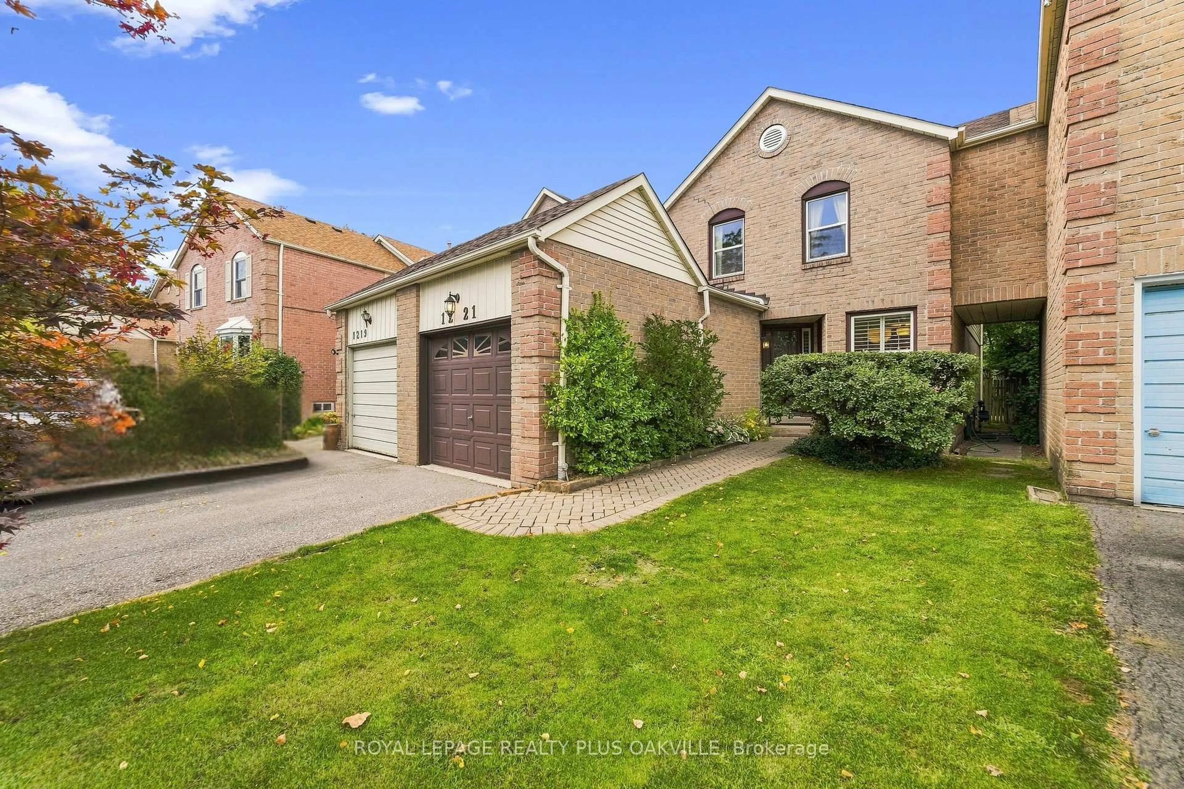 Home with brick exterior material, street for 1221 Hedgestone Cres, Oakville Ontario L6M 1X7
