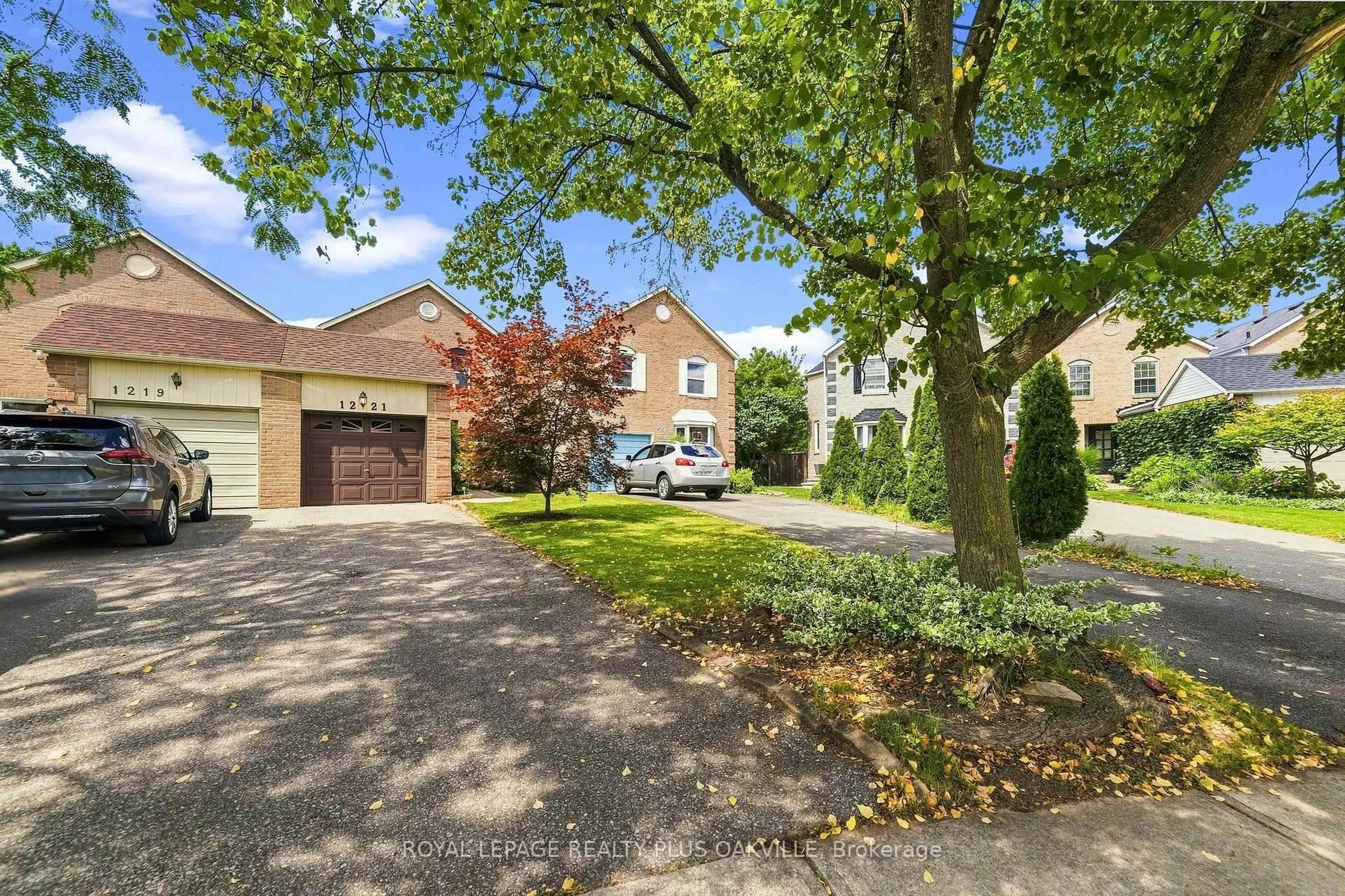 A pic from outside/outdoor area/front of a property/back of a property/a pic from drone, street for 1221 Hedgestone Cres, Oakville Ontario L6M 1X7