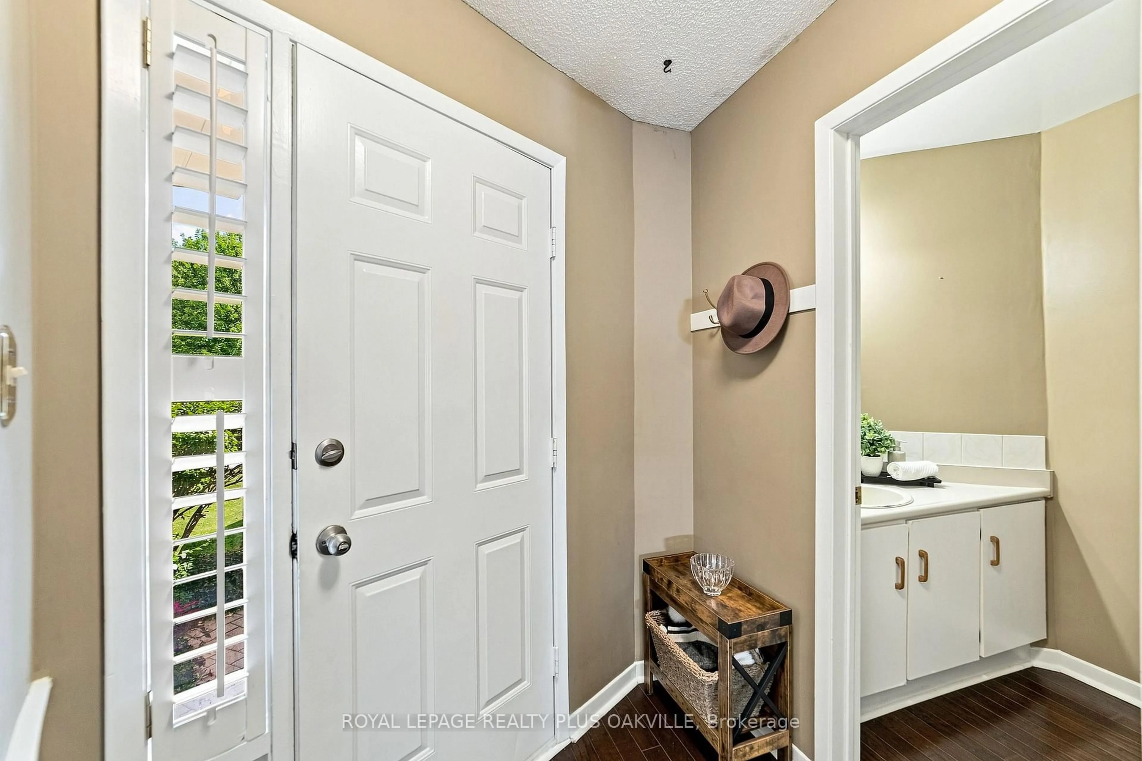 Indoor entryway for 1221 Hedgestone Cres, Oakville Ontario L6M 1X7