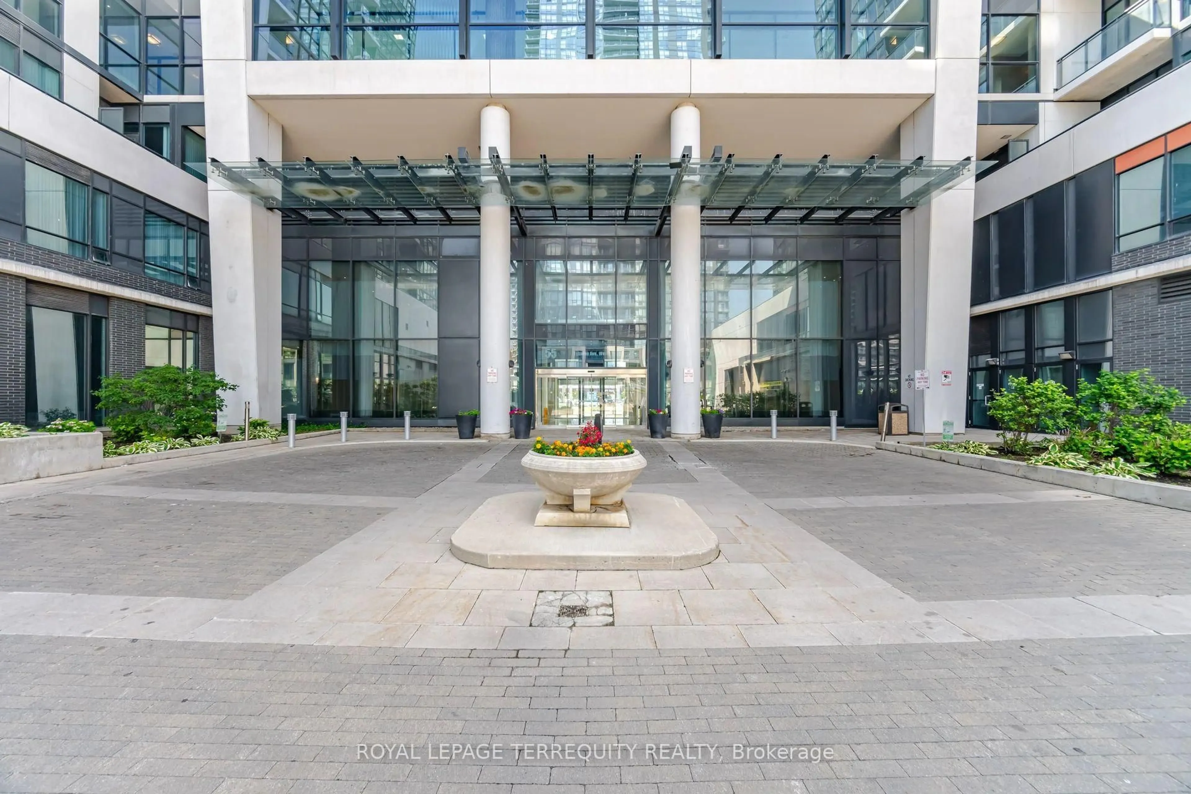 Indoor foyer for 75 Eglinton Ave #703, Mississauga Ontario L5R 0E5
