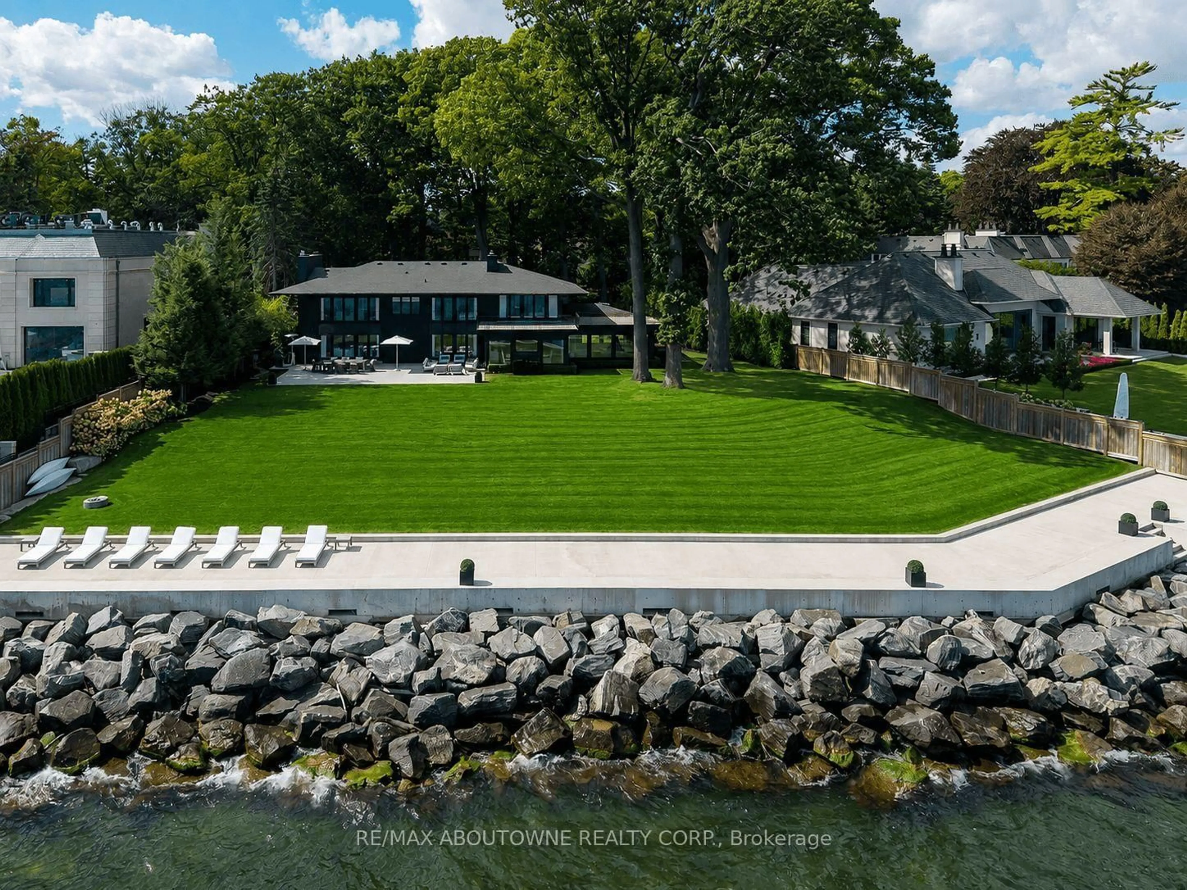 A pic from outside/outdoor area/front of a property/back of a property/a pic from drone, water/lake/river/ocean view for 3 Ennisclare Dr, Oakville Ontario L6J 4N3