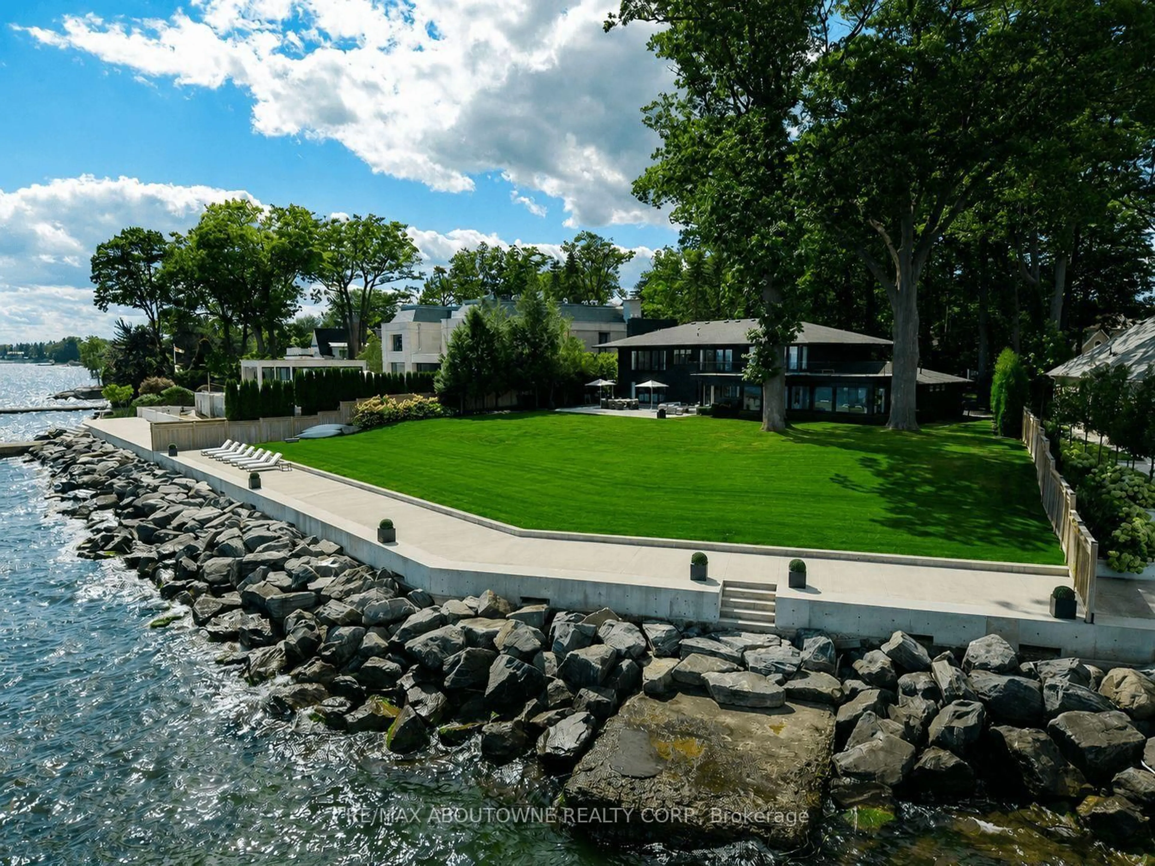 A pic from outside/outdoor area/front of a property/back of a property/a pic from drone, water/lake/river/ocean view for 3 Ennisclare Dr, Oakville Ontario L6J 4N3