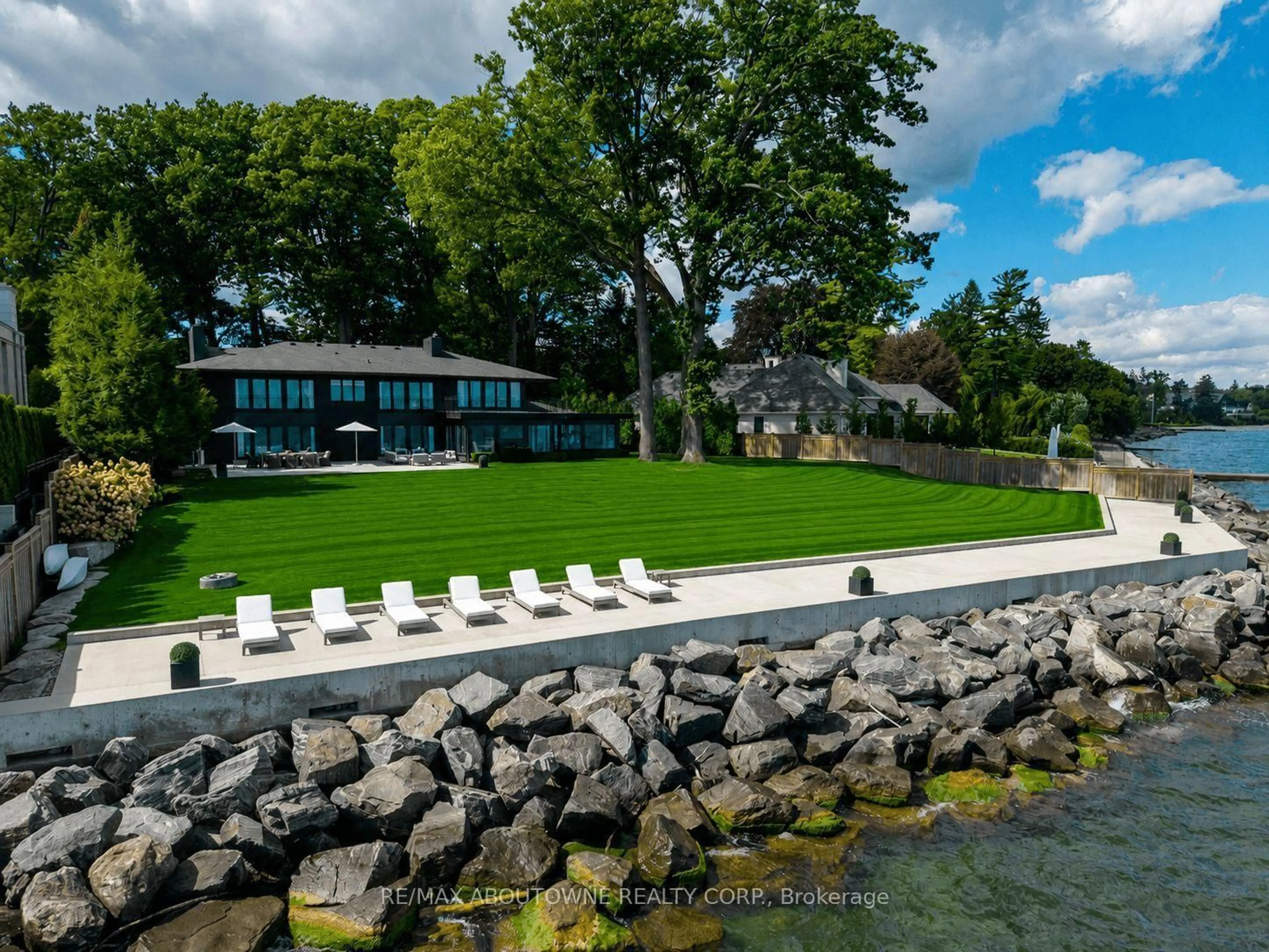 A pic from outside/outdoor area/front of a property/back of a property/a pic from drone, water/lake/river/ocean view for 3 Ennisclare Dr, Oakville Ontario L6J 4N3
