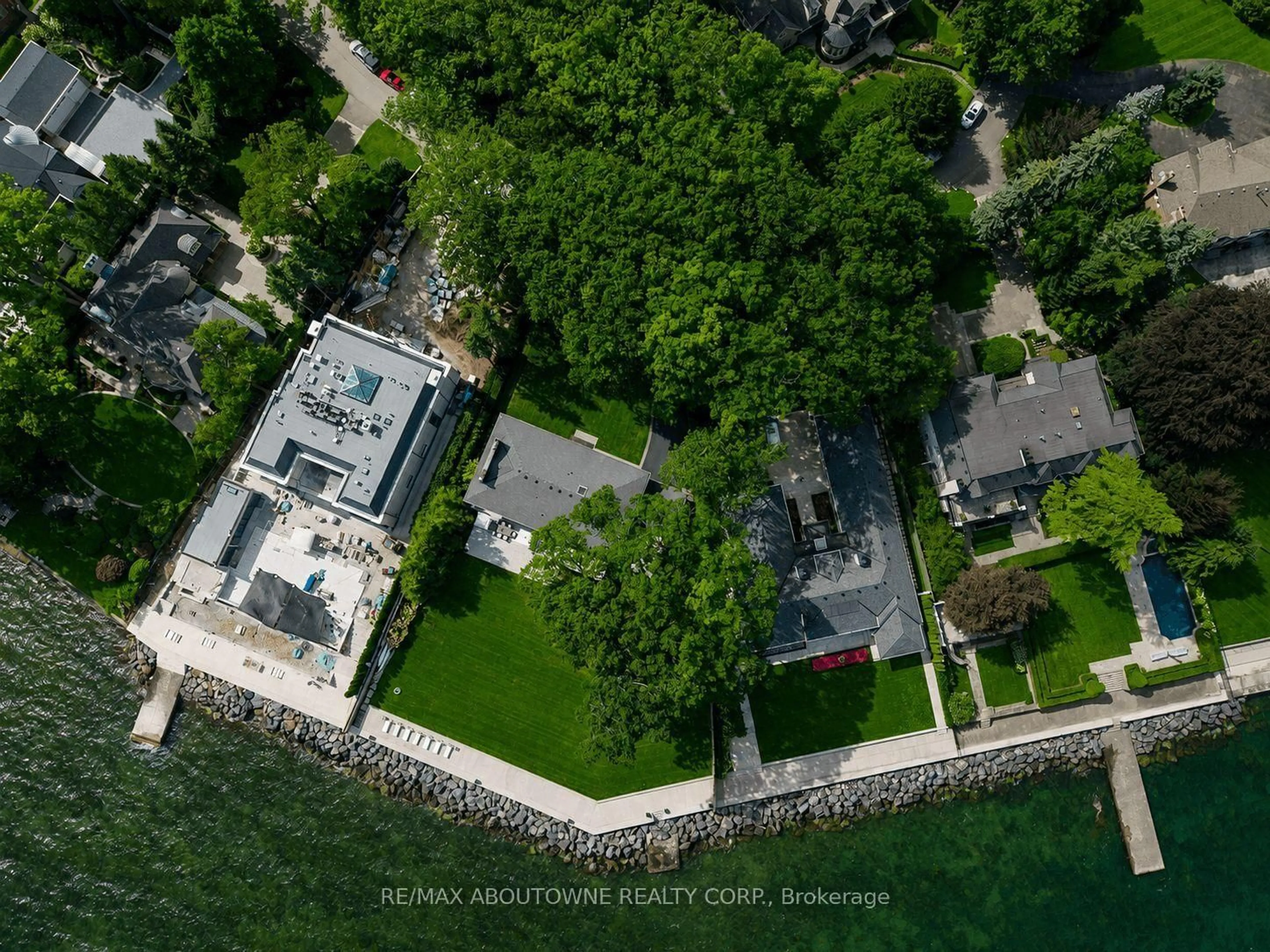 A pic from outside/outdoor area/front of a property/back of a property/a pic from drone, water/lake/river/ocean view for 3 Ennisclare Dr, Oakville Ontario L6J 4N3
