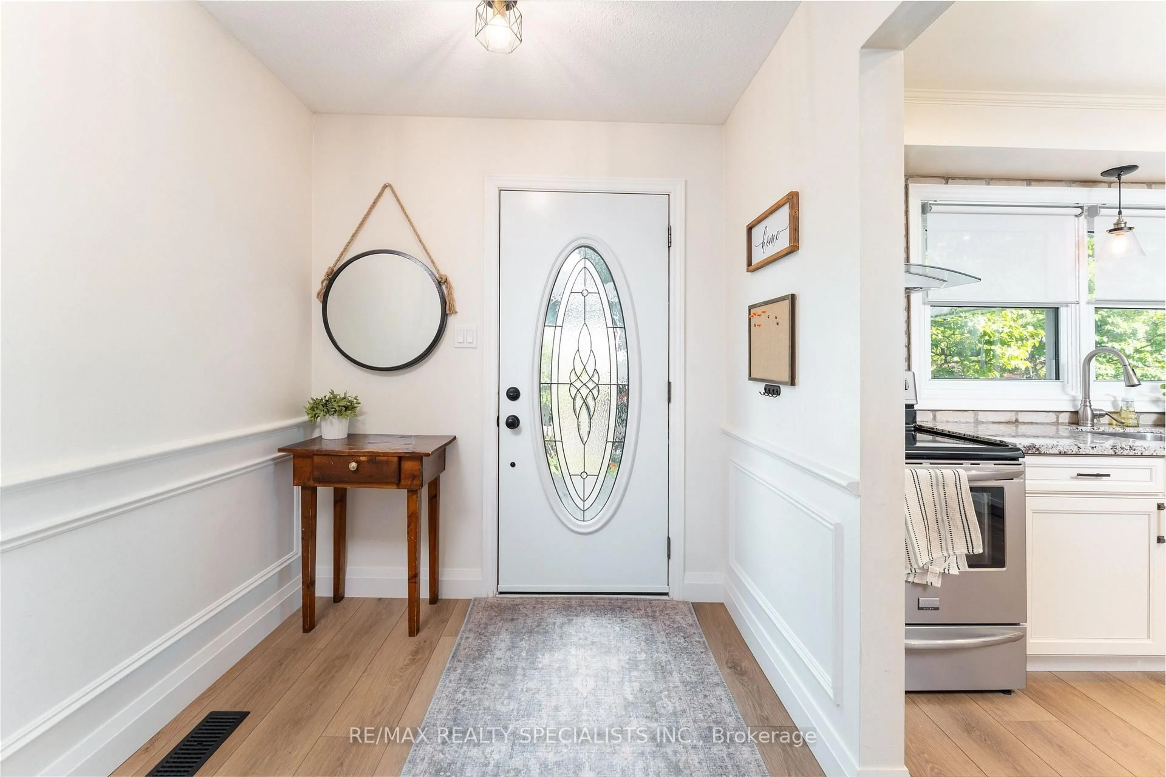 Indoor entryway for 2230 Upper Middle Rd #3, Burlington Ontario L7P 2Z9