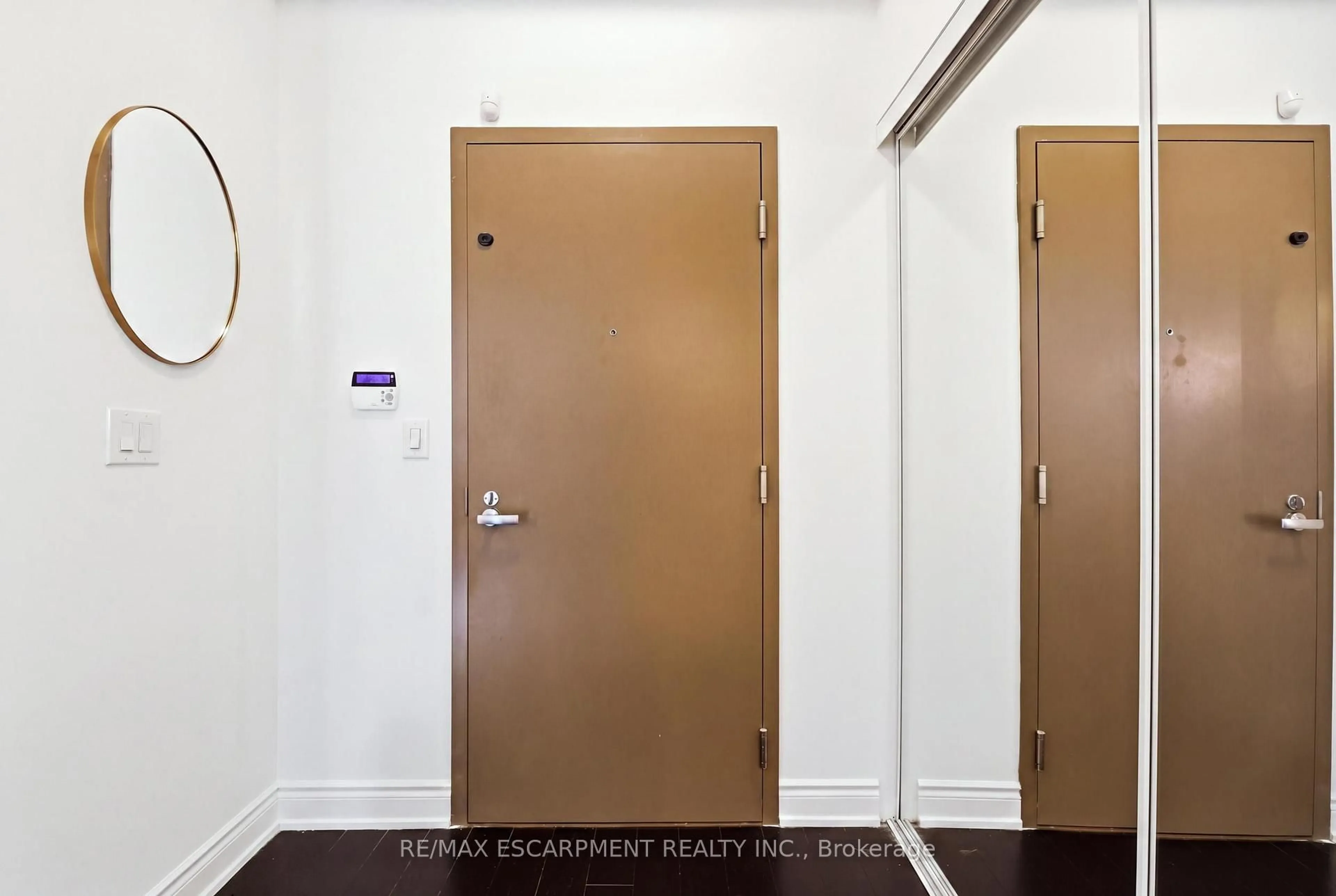 Indoor entryway for 3500 LAKESHORE Rd #110, Oakville Ontario L6L 0B4